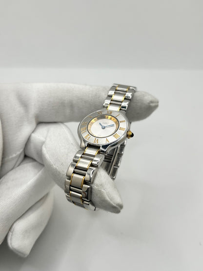 Montre Cartier 21 Must de Cartier référence 1340, modèle vintage au design intemporel. Cette montre de luxe présente un boîtier en acier de 28 mm, un bracelet bicolore en acier et or ainsi qu’un cadran argenté. Équipée d’un mouvement quartz suisse à 7 rubis et d’un verre saphir, elle offre une étanchéité de 3 ATM. Élégante et raffinée, cette Cartier 21 vintage allie le savoir-faire horloger de Cartier à un style classique et sophistiqué.