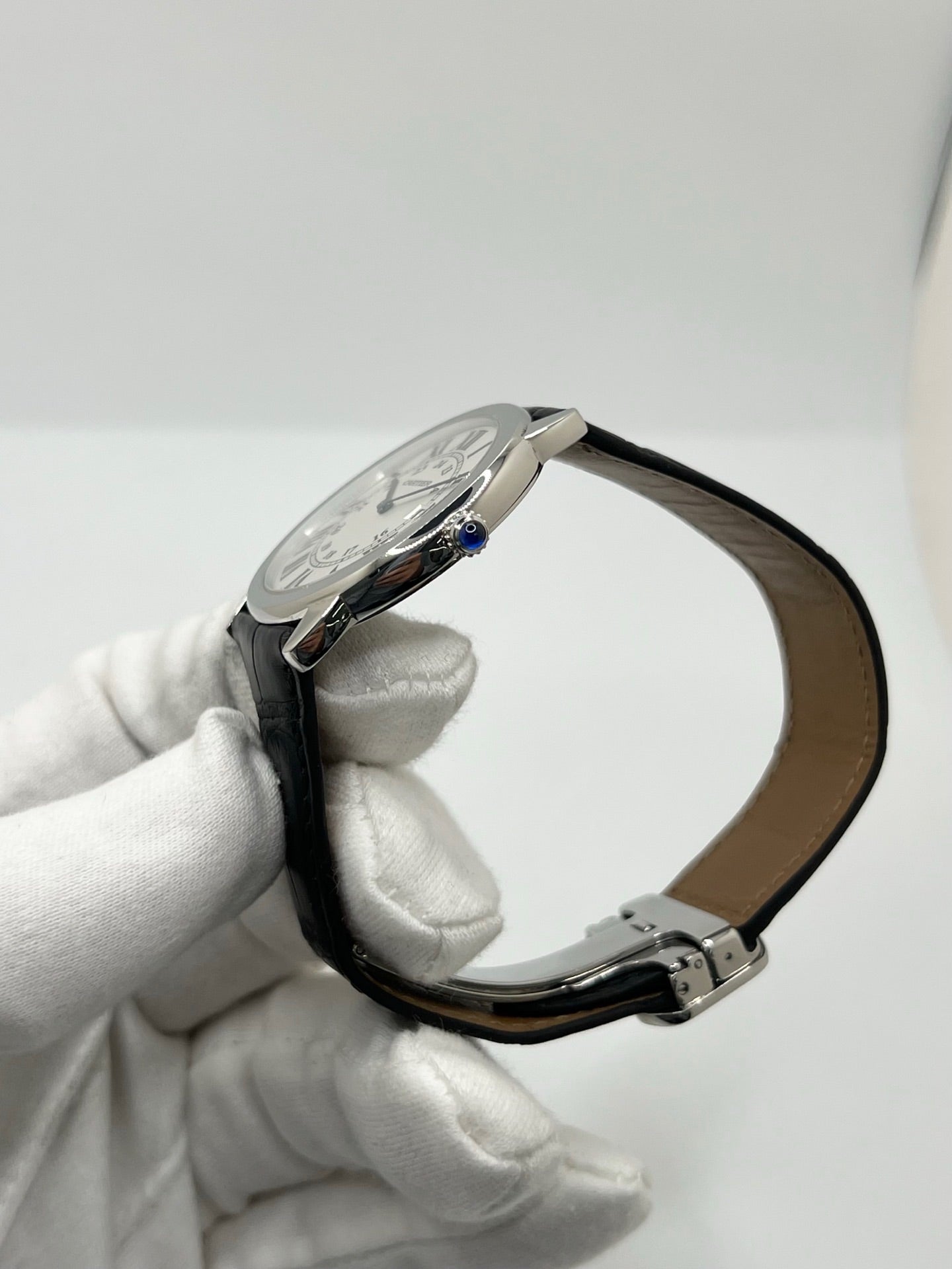 Montre Cartier Ronde Solo en acier avec cadran argent à chiffres romains, mouvement quartz et fonction date. Boîtier rond 36 x 39 mm avec verre saphir et étanchéité 3 ATM. Bracelet en cuir noir avec boucle ardillon en acier. Design classique et élégant, idéal pour homme ou unisexe. Montre d’occasion en très bon état, révisée, avec coffret d’origine.