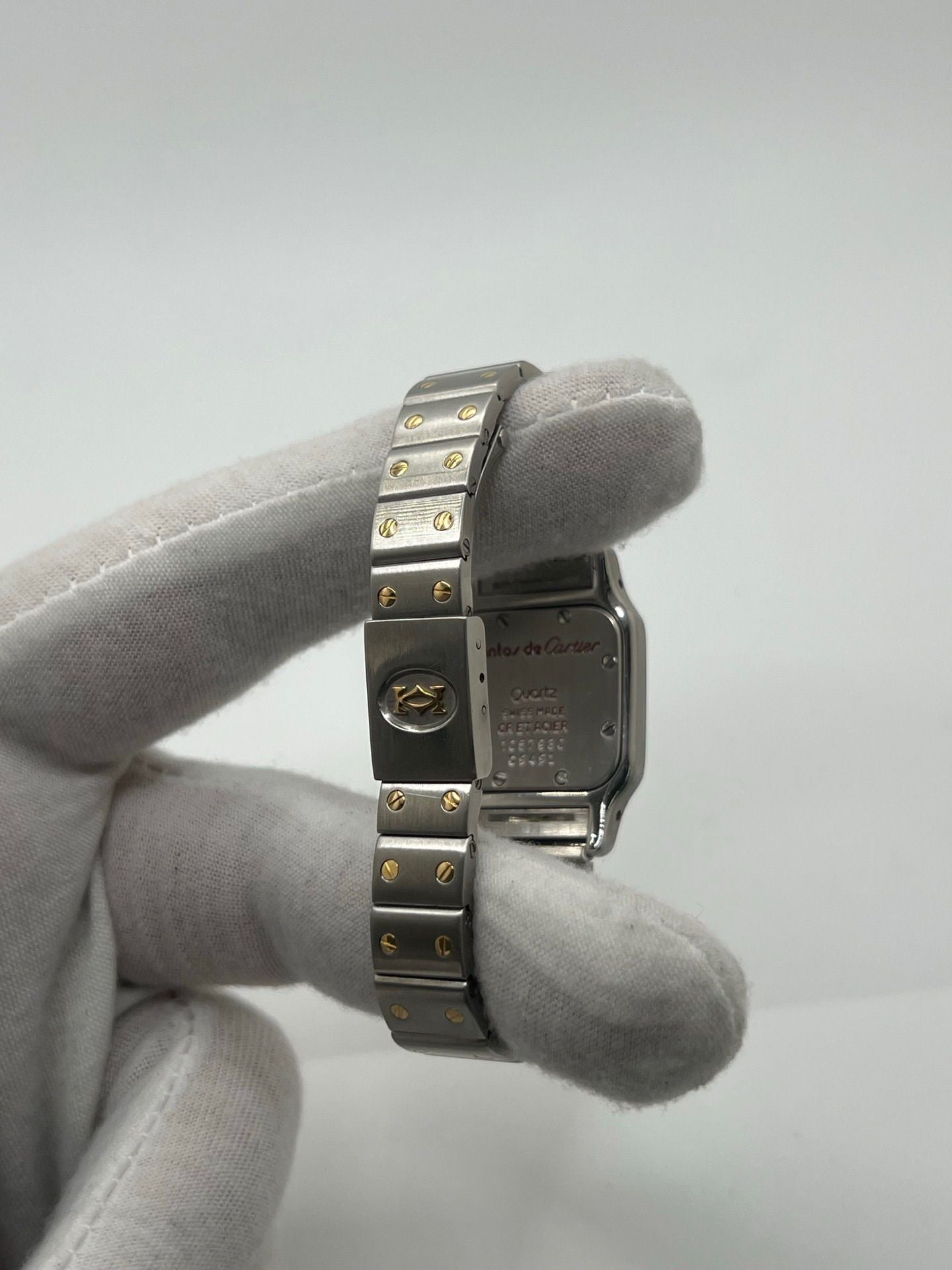 Montre Cartier Santos Galbée Lady référence 1057930 en or et acier, format 24 x 35 mm, équipée d’un mouvement quartz calibre 157. Modèle pour femme avec cadran blanc à chiffres romains, bracelet assorti et verre saphir. Pièce d’occasion en très bon état avec légères traces d’usage, livrée avec coffret d’origine.