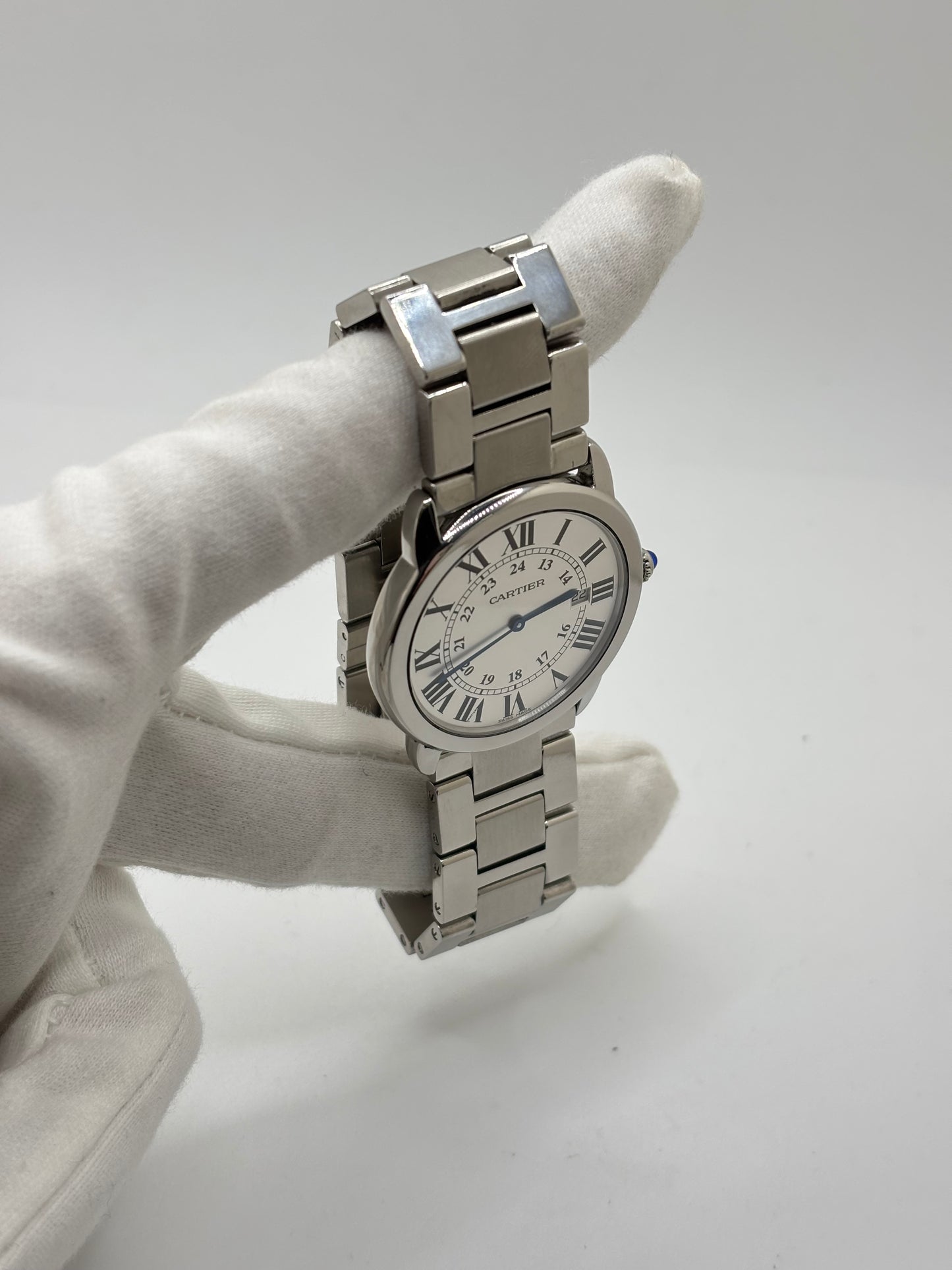 Montre Cartier Ronde Solo de Cartier 2934 en acier avec boîtier de 36 mm, mouvement à quartz et cadran argent orné de chiffres romains. Dotée d'un verre saphir, d'un bracelet en acier avec boucle déployante double pli et d'un guichet date, cette montre de luxe d'occasion allie élégance et fiabilité. En très bon état, elle présente seulement de légères traces d'usure. Un modèle intemporel, idéal pour un usage quotidien ou pour enrichir une collection.
