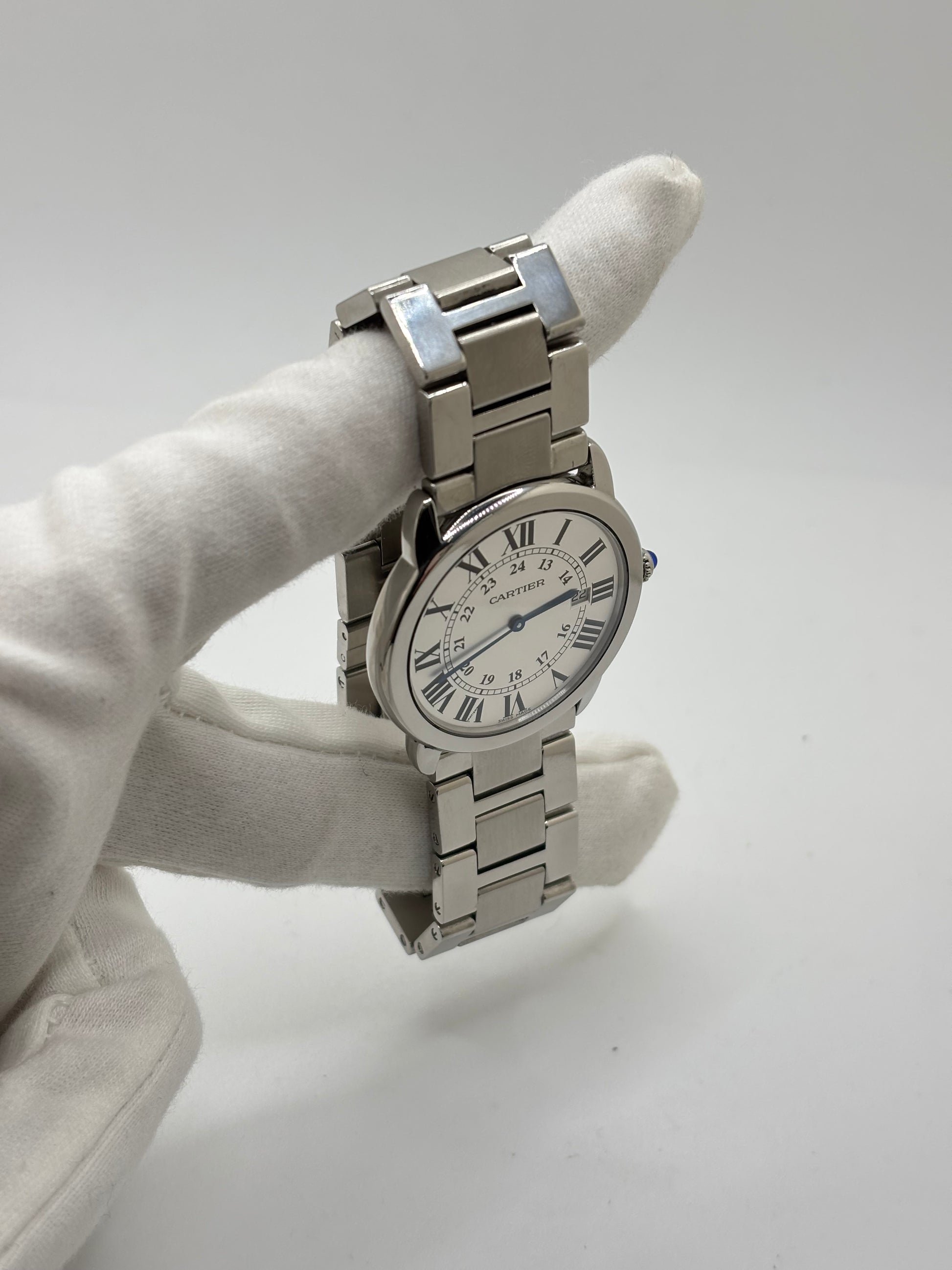 Montre Cartier Ronde Solo de Cartier 2934 en acier avec boîtier de 36 mm, mouvement à quartz et cadran argent orné de chiffres romains. Dotée d'un verre saphir, d'un bracelet en acier avec boucle déployante double pli et d'un guichet date, cette montre de luxe d'occasion allie élégance et fiabilité. En très bon état, elle présente seulement de légères traces d'usure. Un modèle intemporel, idéal pour un usage quotidien ou pour enrichir une collection.
