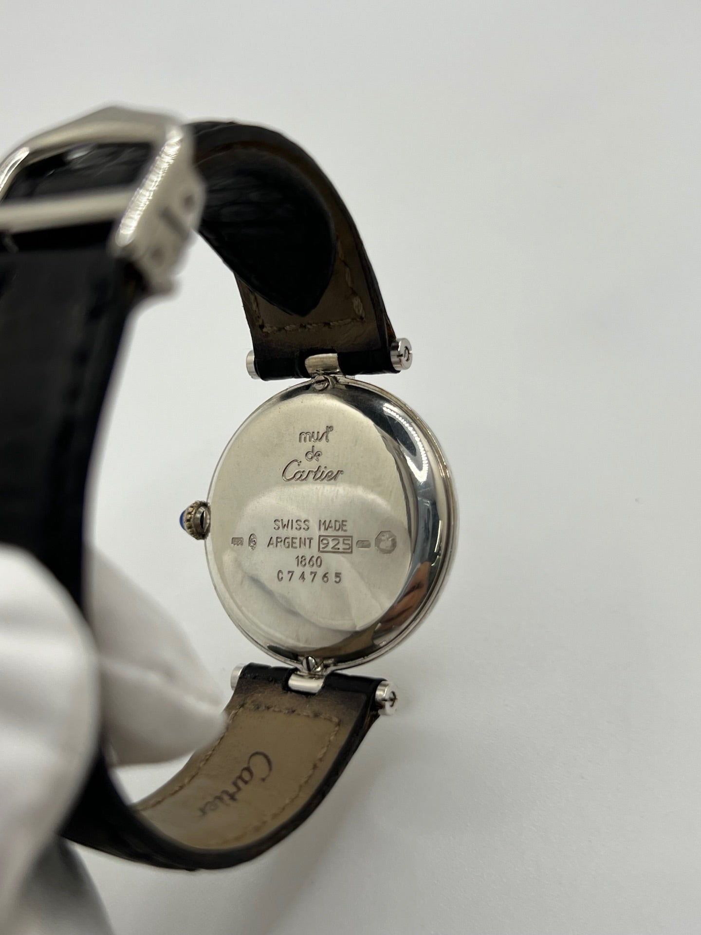 Montre Cartier Must Vendôme référence 1860 avec boîtier rond en argent de 30 mm et cadran argent à chiffres romains signature. Mouvement quartz fiable et élégant, protégé par un verre. Bracelet en cuir noir avec boucle ardillon offrant un porté confortable et raffiné. Modèle emblématique au style classique et intemporel, idéal pour une tenue habillée ou une collection de montres vintage. Montre d’occasion en très bon état, révisée et prête à être portée au quotidien.