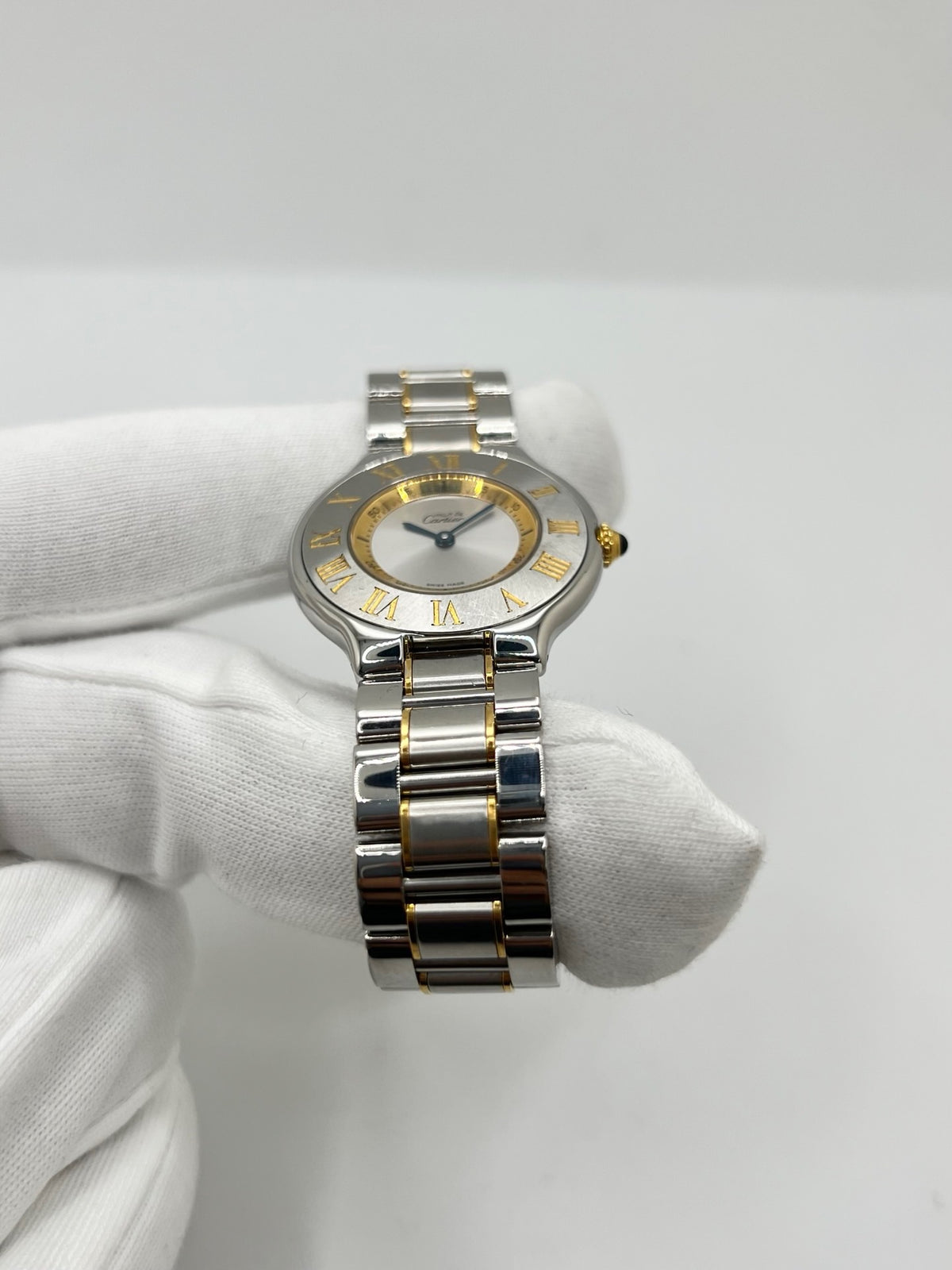 Montre Cartier 21 Must de Cartier 1330 en acier, équipée d’un mouvement à quartz et d’un boîtier de 31 mm. Son cadran argenté, protégé par un verre saphir, apporte une allure élégante et intemporelle. Cette montre Cartier est montée sur un bracelet en acier assorti au boîtier. Étanche à 3 ATM, elle se distingue par son design raffiné et polyvalent. Un modèle emblématique de la collection 21 Must de Cartier, en très bon état.