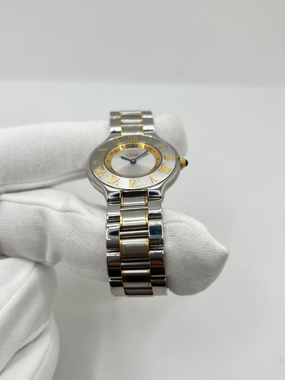 Montre Cartier 21 Must de Cartier 1330 en acier, équipée d’un mouvement à quartz et d’un boîtier de 31 mm. Son cadran argenté, protégé par un verre saphir, apporte une allure élégante et intemporelle. Cette montre Cartier est montée sur un bracelet en acier assorti au boîtier. Étanche à 3 ATM, elle se distingue par son design raffiné et polyvalent. Un modèle emblématique de la collection 21 Must de Cartier, en très bon état.