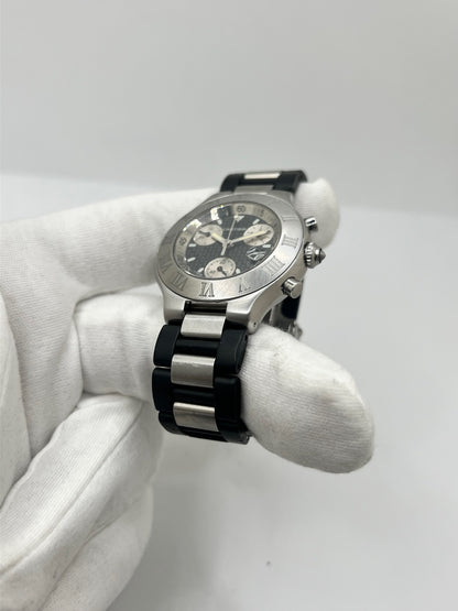 Montre Cartier 21 Chronoscaph 2424 à quartz, dotée d’un boîtier en acier de 38 mm et d’une épaisseur de 10 mm. Son cadran noir est protégé par un verre saphir et accompagné d’un bracelet en caoutchouc avec boucle déployante en acier. Étanche à 10 ATM, cette montre Cartier possède les fonctions chronographe et date. En très bon état, elle présente de légères traces d’usure et a été révisée en interne en septembre 2026.
