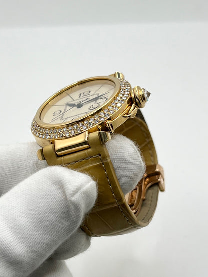Montre Cartier Pasha 820901 en or jaune, équipée d’un mouvement automatique et d’un boîtier de 38 mm. Son cadran blanc est protégé par un verre saphir et son boîtier offre une étanchéité jusqu’à 10 ATM. Cette montre Cartier Pasha est montée sur un bracelet beige en cuir de crocodile avec boucle déployante en or rose. Dotée d’un affichage de la date, elle associe élégance, caractère et raffinement. Un modèle iconique en très bon état.