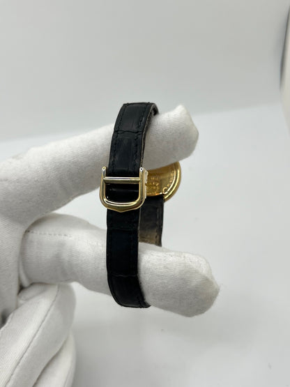 Montre Cartier Trinity référence 2735 pour femme en argent avec boîtier de 27 mm, cadran blanc à chiffres romains et verre saphir. Cette montre Cartier Trinity à mouvement quartz est équipée d’un bracelet en cuir avec boucle déployante en acier. Son design intemporel et élégant en fait une montre de luxe vintage idéale pour les collectionneuses ou pour un usage quotidien. Modèle d’occasion en très bon état, avec de légères traces d’usure, livré avec son coffret d’origine.