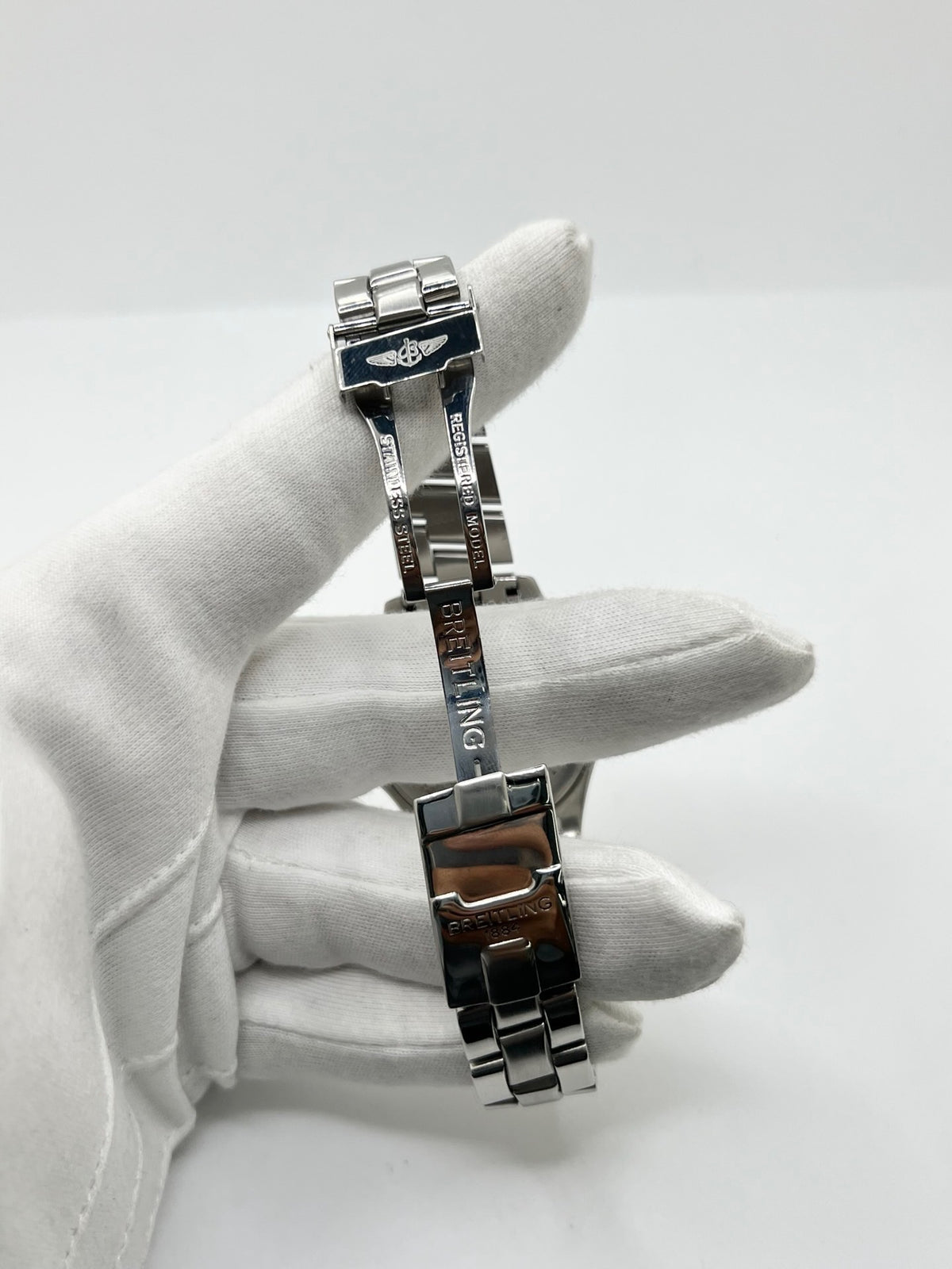 Montre femme Baume & Mercier Catwalk MV045219 à quartz, avec boîtier rectangulaire en acier de 24 x 21 mm, cadran argenté sans chiffres et bracelet en acier à boucle déployante double plis. Son verre saphir et son design élégant en font une montre raffinée et intemporelle. Cette Baume & Mercier Catwalk d’occasion est en très bon état, avec de légères rayures non perceptibles au toucher. Révisée en interne le 21 octobre 2026, elle est disponible à Paris sans coffret ni papiers d’origine.