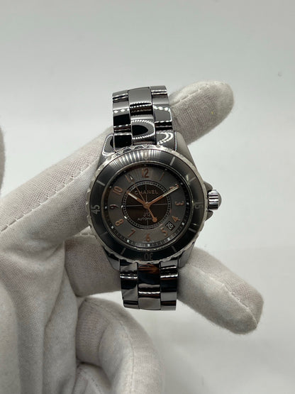 Cette montre iconique de la maison Chanel allie sportivité, élégance et modernité. Son boîtier et son bracelet entièrement réalisés en céramique high-tech offrent une résistance exceptionnelle aux rayures et un confort incomparable au poignet.
