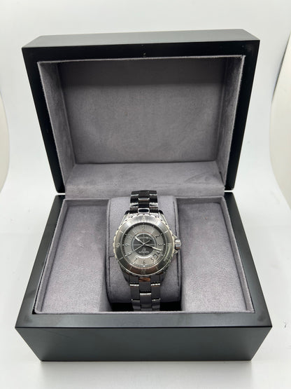 Cette montre iconique de la maison Chanel allie sportivité, élégance et modernité. Son boîtier et son bracelet entièrement réalisés en céramique high-tech offrent une résistance exceptionnelle aux rayures et un confort incomparable au poignet.
