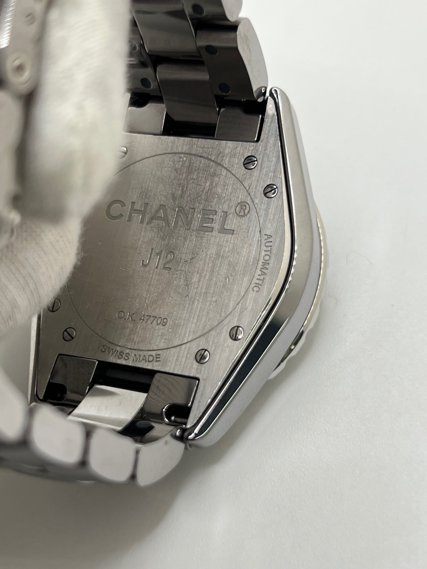 Cette montre iconique de la maison Chanel allie sportivité, élégance et modernité. Son boîtier et son bracelet entièrement réalisés en céramique high-tech offrent une résistance exceptionnelle aux rayures et un confort incomparable au poignet.