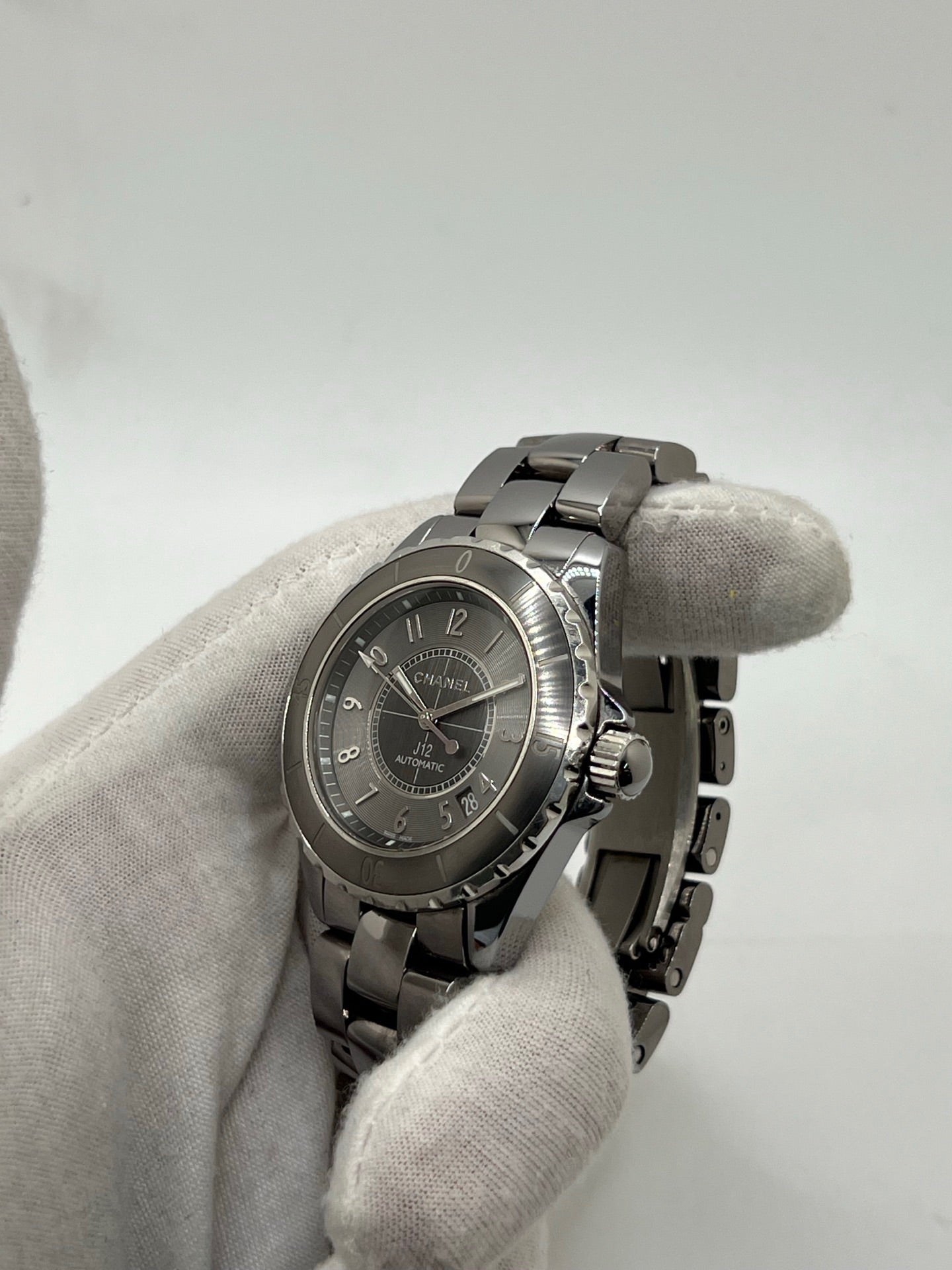 Cette montre iconique de la maison Chanel allie sportivité, élégance et modernité. Son boîtier et son bracelet entièrement réalisés en céramique high-tech offrent une résistance exceptionnelle aux rayures et un confort incomparable au poignet.