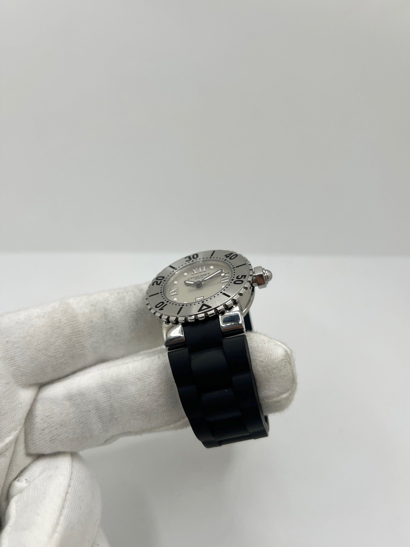 Montre Chaumet Class One référence 622 pour femme en acier inoxydable avec boîtier de 33 mm. Son cadran noir à chiffres romains est protégé par un verre saphir résistant aux rayures. Équipée d’un mouvement à quartz précis, elle est associée à un bracelet en caoutchouc noir avec boucle déployante en acier. Cette montre élégante dispose également d’un affichage de la date et d’une étanchéité jusqu’à 10 ATM. Idéale pour un usage quotidien comme pour les occasions spéciales.
