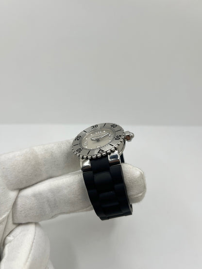 Montre Chaumet Class One référence 622 pour femme en acier inoxydable avec boîtier de 33 mm. Son cadran noir à chiffres romains est protégé par un verre saphir résistant aux rayures. Équipée d’un mouvement à quartz précis, elle est associée à un bracelet en caoutchouc noir avec boucle déployante en acier. Cette montre élégante dispose également d’un affichage de la date et d’une étanchéité jusqu’à 10 ATM. Idéale pour un usage quotidien comme pour les occasions spéciales.
