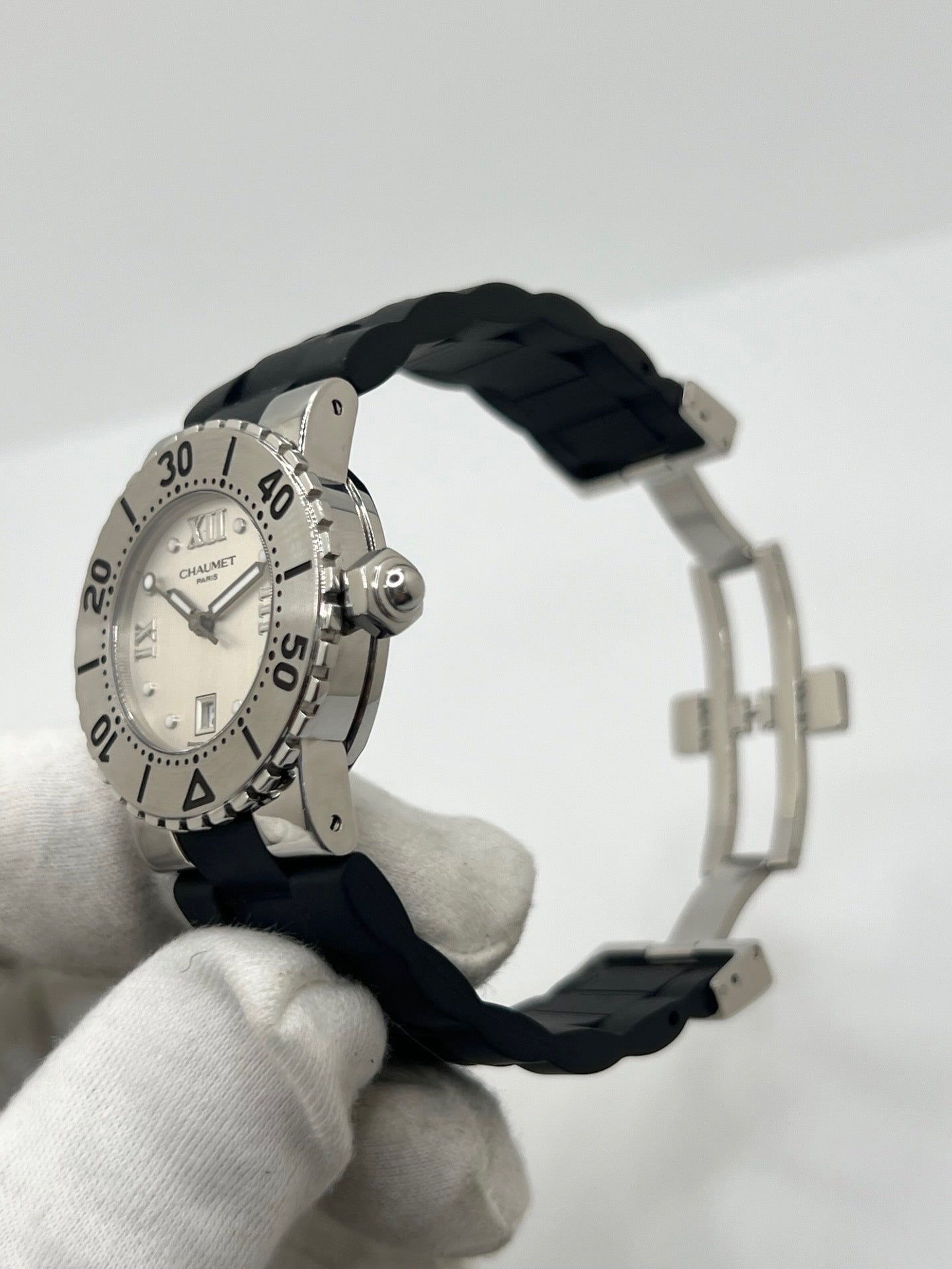 Montre Chaumet Class One référence 622 pour femme en acier inoxydable avec boîtier de 33 mm. Son cadran noir à chiffres romains est protégé par un verre saphir résistant aux rayures. Équipée d’un mouvement à quartz précis, elle est associée à un bracelet en caoutchouc noir avec boucle déployante en acier. Cette montre élégante dispose également d’un affichage de la date et d’une étanchéité jusqu’à 10 ATM. Idéale pour un usage quotidien comme pour les occasions spéciales.
