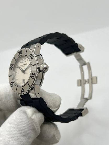 Montre Chaumet Class One référence 622 pour femme en acier inoxydable avec boîtier de 33 mm. Son cadran noir à chiffres romains est protégé par un verre saphir résistant aux rayures. Équipée d’un mouvement à quartz précis, elle est associée à un bracelet en caoutchouc noir avec boucle déployante en acier. Cette montre élégante dispose également d’un affichage de la date et d’une étanchéité jusqu’à 10 ATM. Idéale pour un usage quotidien comme pour les occasions spéciales.
