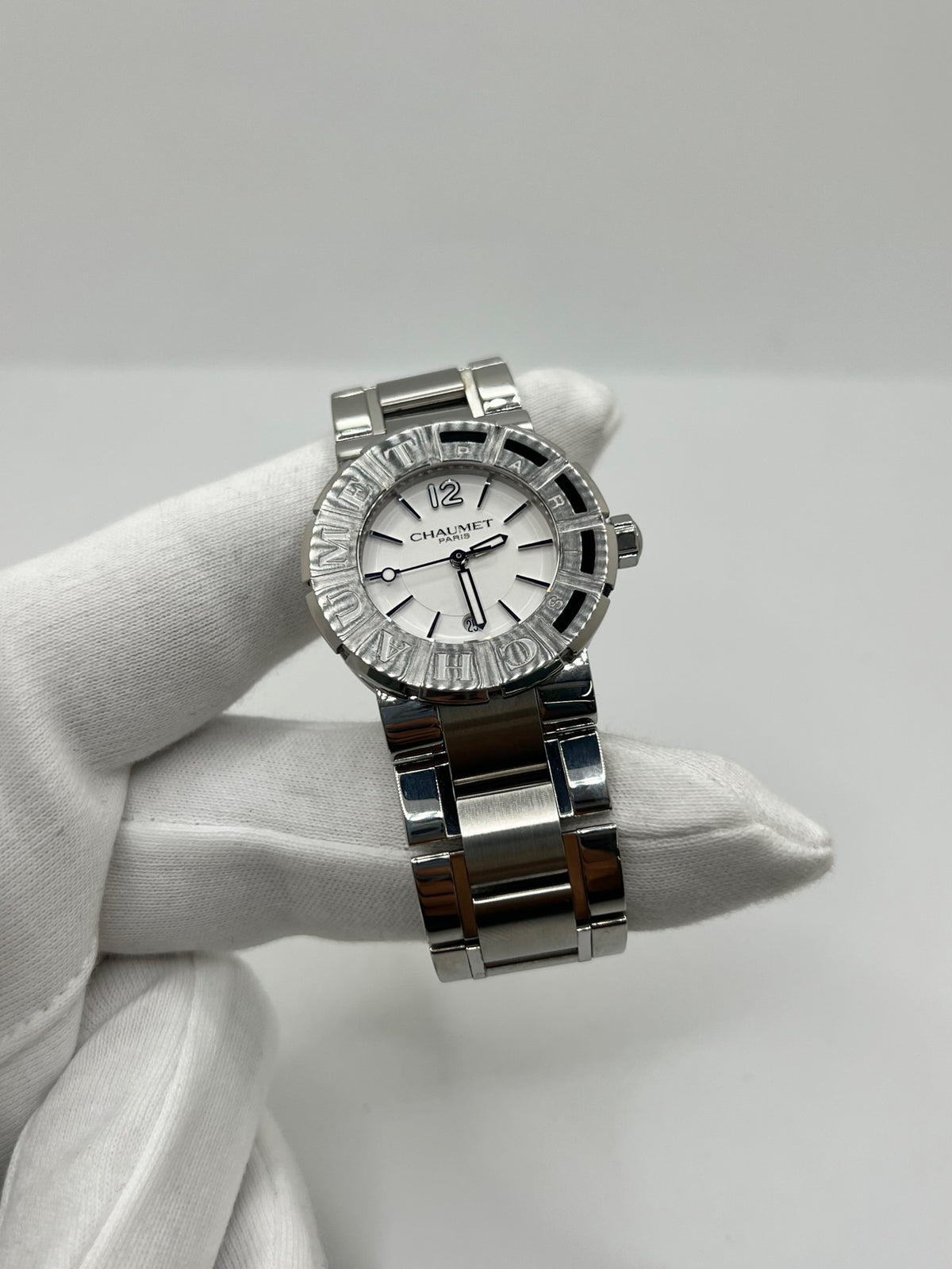 Montre Chaumet Class One W1722H-35A en très bon état, datant de 2013, équipée d’un mouvement quartz et d’un boîtier en acier de 33 mm. Son cadran blanc est protégé par un verre saphir. Cette montre Chaumet Class One possède un bracelet en acier et dispose d’une fonction date. Livrée avec son coffret et ses papiers d’origine, elle séduit par son design élégant et sportif, emblématique de la collection Class One de Chaumet.