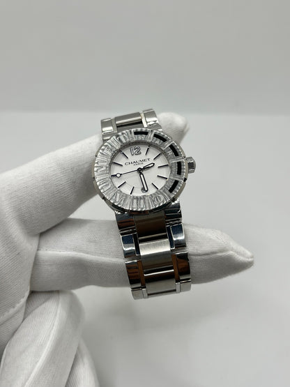 Montre Chaumet Class One W1722H-35A en très bon état, datant de 2013, équipée d’un mouvement quartz et d’un boîtier en acier de 33 mm. Son cadran blanc est protégé par un verre saphir. Cette montre Chaumet Class One possède un bracelet en acier et dispose d’une fonction date. Livrée avec son coffret et ses papiers d’origine, elle séduit par son design élégant et sportif, emblématique de la collection Class One de Chaumet.