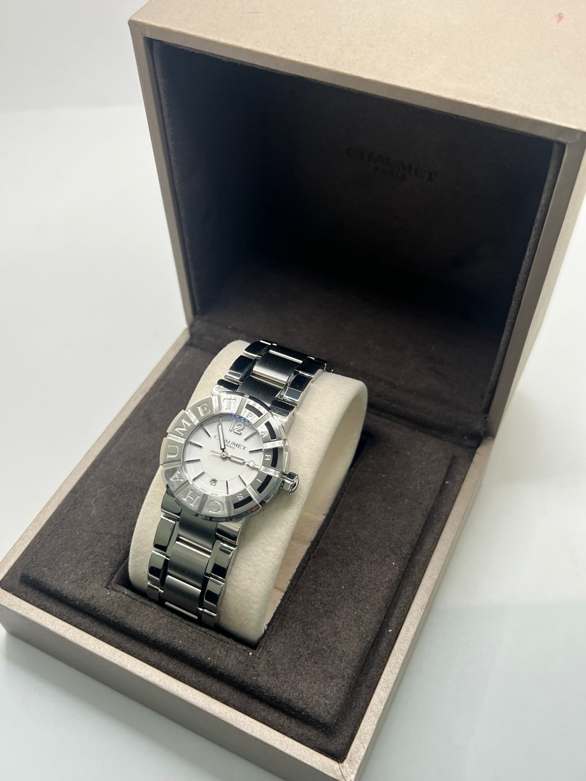 Montre Chaumet Class One W1722H-35A en très bon état, datant de 2013, équipée d’un mouvement quartz et d’un boîtier en acier de 33 mm. Son cadran blanc est protégé par un verre saphir. Cette montre Chaumet Class One possède un bracelet en acier et dispose d’une fonction date. Livrée avec son coffret et ses papiers d’origine, elle séduit par son design élégant et sportif, emblématique de la collection Class One de Chaumet.