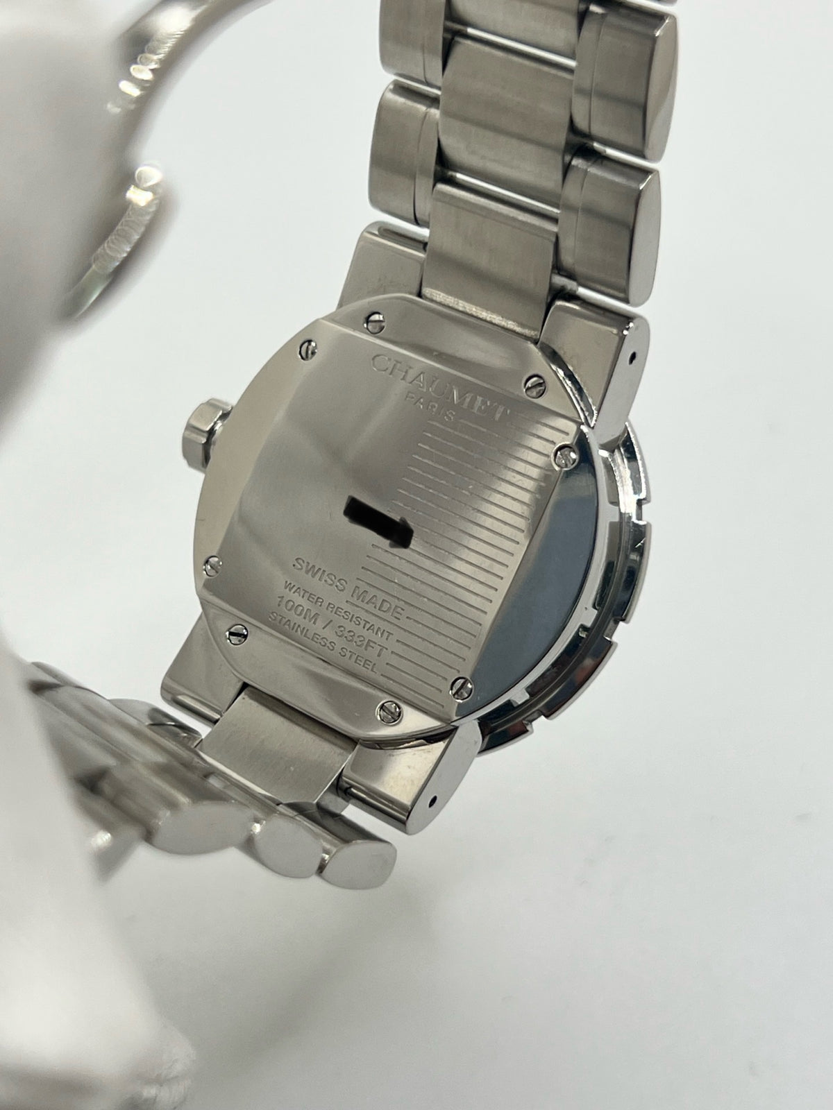 Montre Chaumet Class One W1722H-35A en très bon état, datant de 2013, équipée d’un mouvement quartz et d’un boîtier en acier de 33 mm. Son cadran blanc est protégé par un verre saphir. Cette montre Chaumet Class One possède un bracelet en acier et dispose d’une fonction date. Livrée avec son coffret et ses papiers d’origine, elle séduit par son design élégant et sportif, emblématique de la collection Class One de Chaumet.