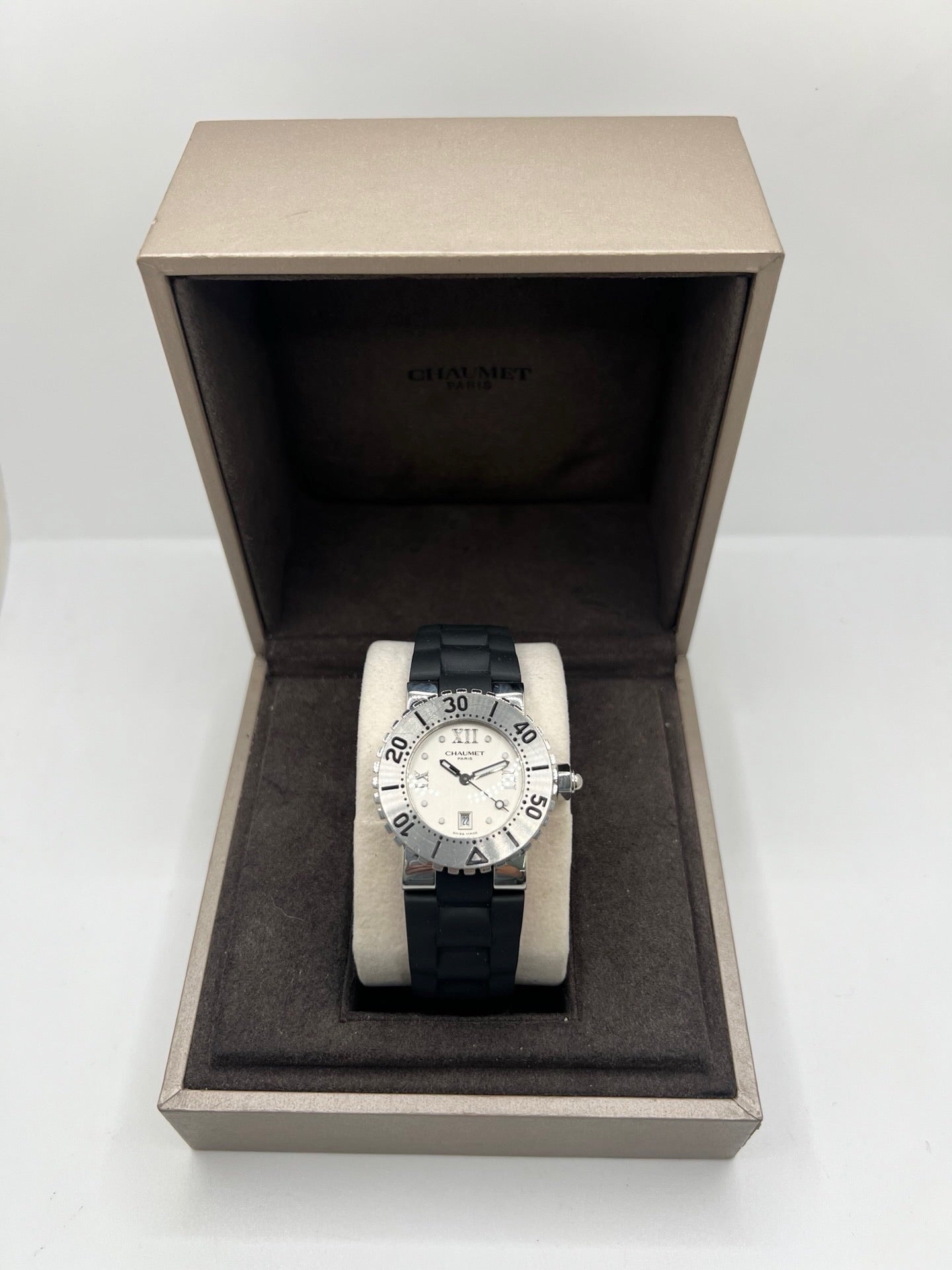 Montre Chaumet Class One référence 622 pour femme en acier inoxydable avec boîtier de 33 mm. Son cadran noir à chiffres romains est protégé par un verre saphir résistant aux rayures. Équipée d’un mouvement à quartz précis, elle est associée à un bracelet en caoutchouc noir avec boucle déployante en acier. Cette montre élégante dispose également d’un affichage de la date et d’une étanchéité jusqu’à 10 ATM. Idéale pour un usage quotidien comme pour les occasions spéciales.
