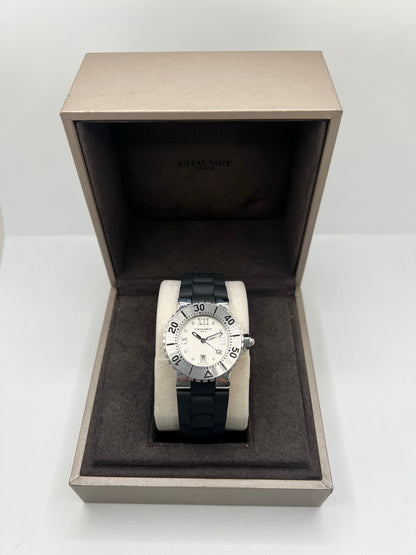 Montre Chaumet Class One référence 622 pour femme en acier inoxydable avec boîtier de 33 mm. Son cadran noir à chiffres romains est protégé par un verre saphir résistant aux rayures. Équipée d’un mouvement à quartz précis, elle est associée à un bracelet en caoutchouc noir avec boucle déployante en acier. Cette montre élégante dispose également d’un affichage de la date et d’une étanchéité jusqu’à 10 ATM. Idéale pour un usage quotidien comme pour les occasions spéciales.
