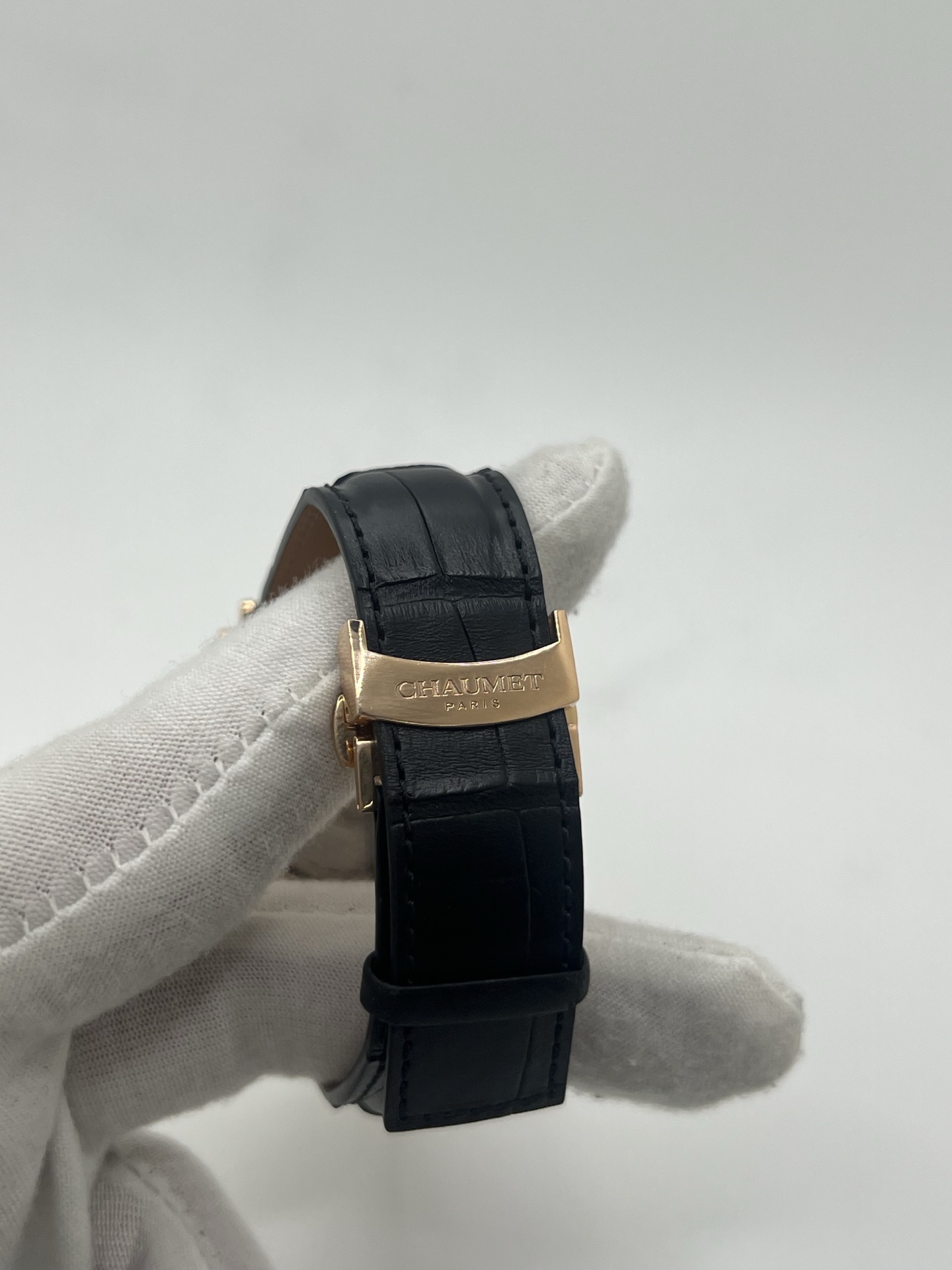 Découvrez l’élégance masculine selon Chaumet, incarnée par cette somptueuse Dandy XL Chronograph en or rose 18K, une montre à la fois raffinée et charismatique, symbole du chic parisien contemporain. Son boîtier de 40 mm séduit par ses proportions parfaites et son éclat chaud, sublimé par les reflets de l’or rose. 