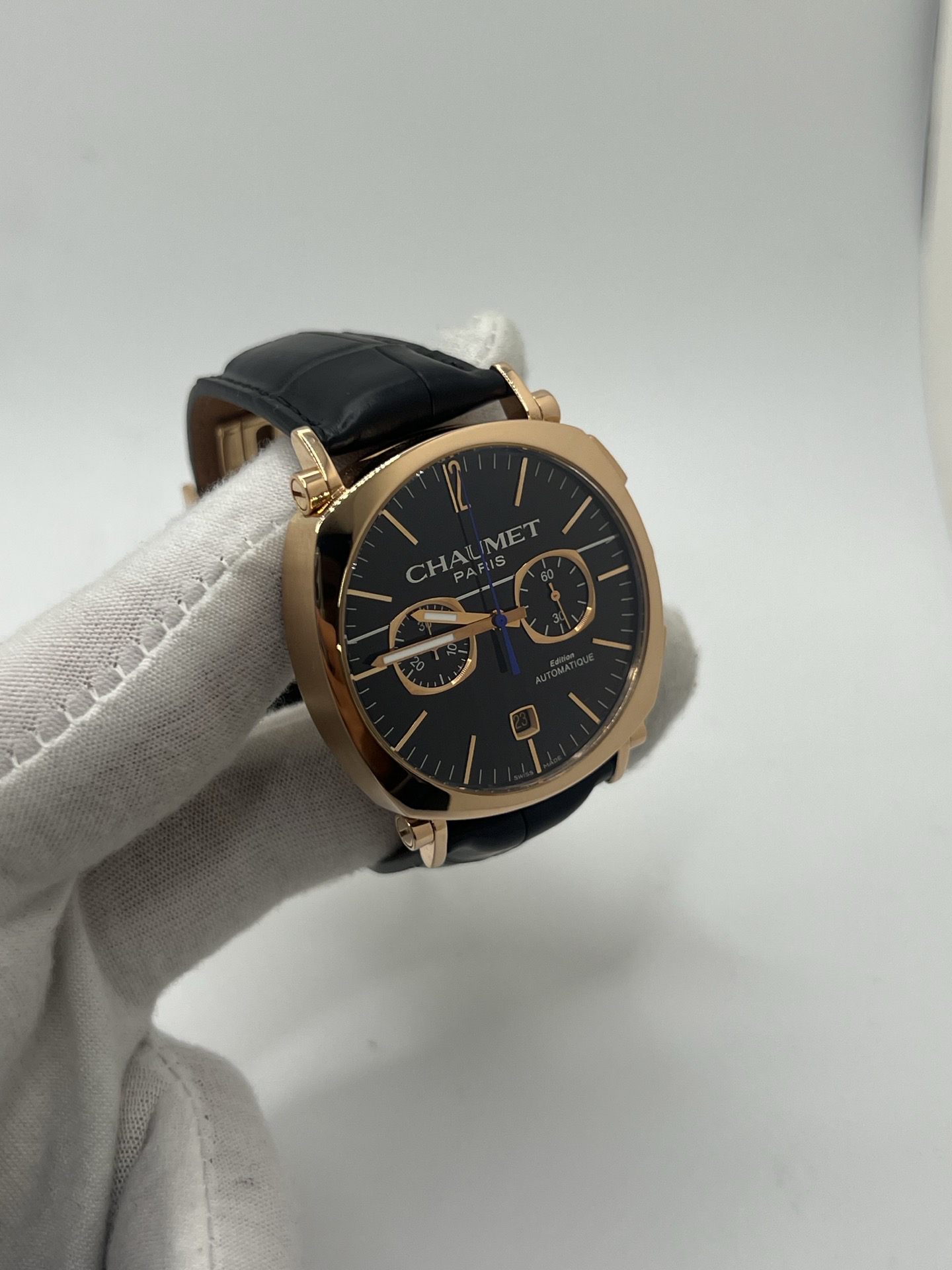 Découvrez l’élégance masculine selon Chaumet, incarnée par cette somptueuse Dandy XL Chronograph en or rose 18K, une montre à la fois raffinée et charismatique, symbole du chic parisien contemporain. Son boîtier de 40 mm séduit par ses proportions parfaites et son éclat chaud, sublimé par les reflets de l’or rose. 