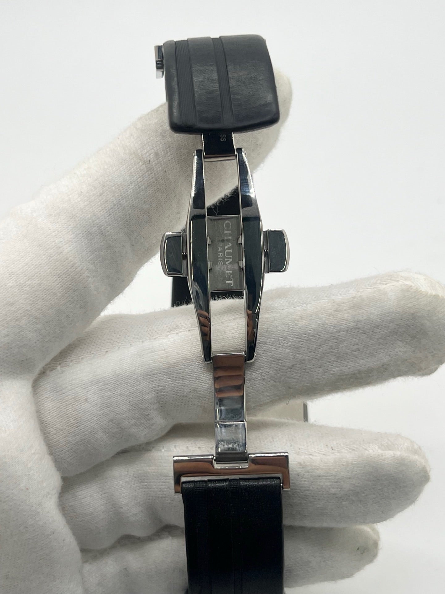 Montre Chaumet Dandy réf. 1229 pour homme ou unisexe, dotée d’un mouvement automatique. Boîtier en acier de 40 mm avec lunette assortie et verre saphir résistant aux rayures. Cadran noir à index bâtons, fonction chronographe et affichage de la date. Bracelet en cuir noir avec boucle déployante en acier. Montre de luxe d’occasion en très bon état, présentant de légères traces d’usure. Révisée en interne le 23 juin 2026, livrée avec coffret d’origine, sans papiers. Disponible à Paris. 