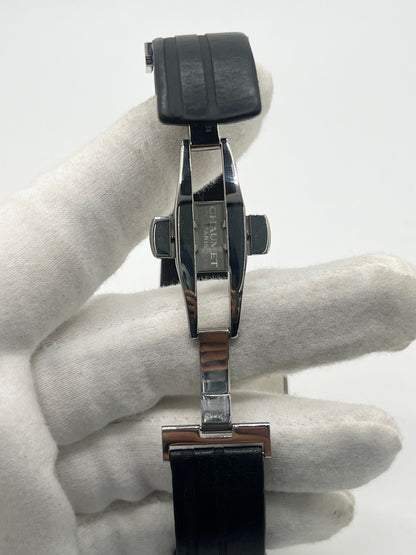 Montre Chaumet Dandy réf. 1229 pour homme ou unisexe, dotée d’un mouvement automatique. Boîtier en acier de 40 mm avec lunette assortie et verre saphir résistant aux rayures. Cadran noir à index bâtons, fonction chronographe et affichage de la date. Bracelet en cuir noir avec boucle déployante en acier. Montre de luxe d’occasion en très bon état, présentant de légères traces d’usure. Révisée en interne le 23 juin 2026, livrée avec coffret d’origine, sans papiers. Disponible à Paris. 