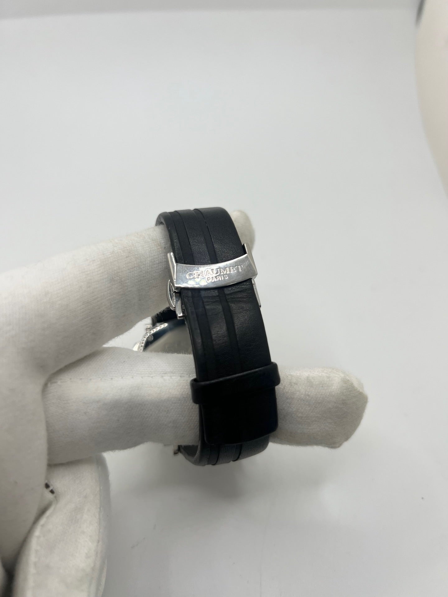 Montre Chaumet Dandy réf. 1229 pour homme ou unisexe, dotée d’un mouvement automatique. Boîtier en acier de 40 mm avec lunette assortie et verre saphir résistant aux rayures. Cadran noir à index bâtons, fonction chronographe et affichage de la date. Bracelet en cuir noir avec boucle déployante en acier. Montre de luxe d’occasion en très bon état, présentant de légères traces d’usure. Révisée en interne le 23 juin 2026, livrée avec coffret d’origine, sans papiers. Disponible à Paris. 