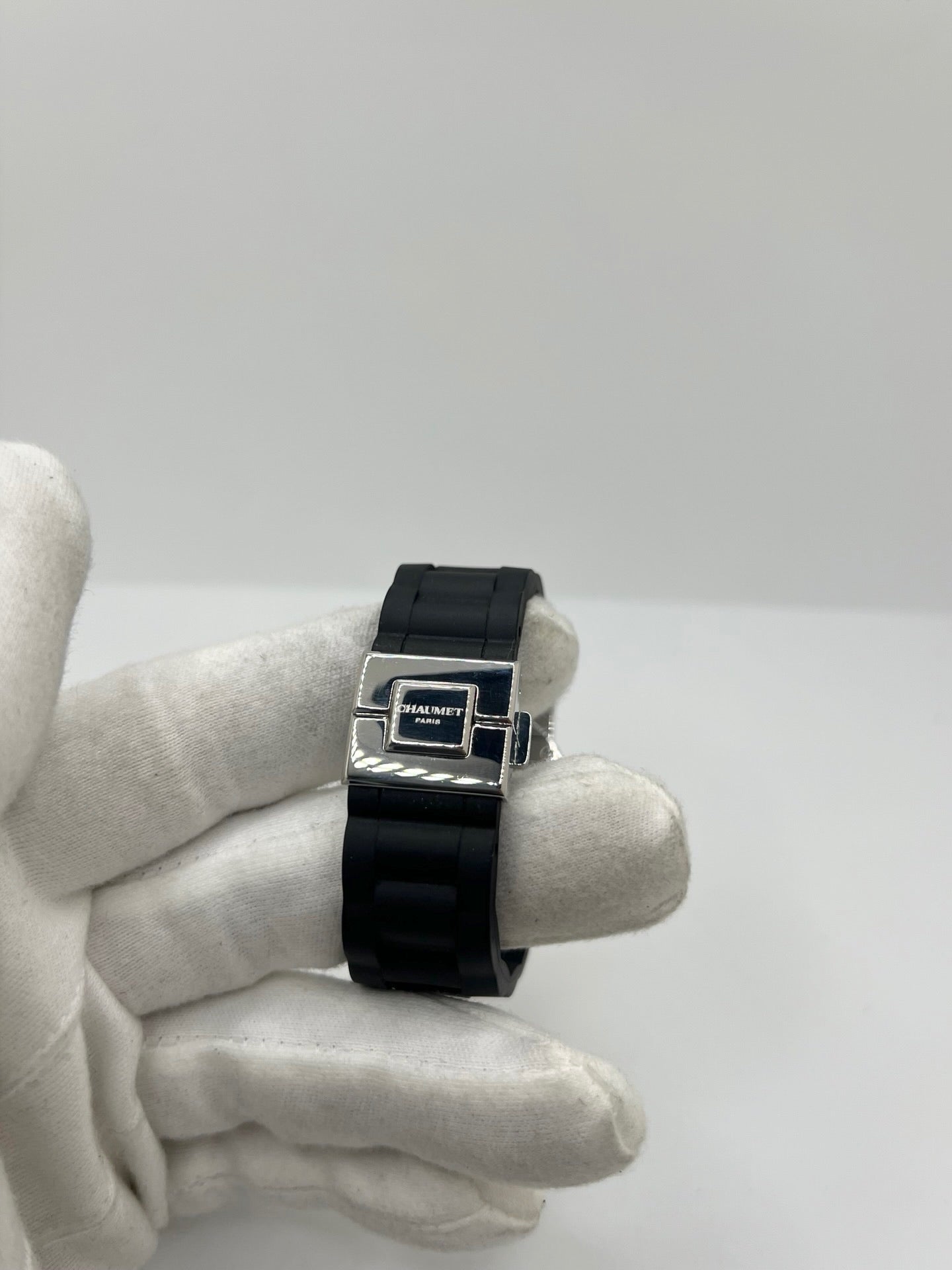 Montre Chaumet Class One référence 622 pour femme en acier inoxydable avec boîtier de 33 mm. Son cadran noir à chiffres romains est protégé par un verre saphir résistant aux rayures. Équipée d’un mouvement à quartz précis, elle est associée à un bracelet en caoutchouc noir avec boucle déployante en acier. Cette montre élégante dispose également d’un affichage de la date et d’une étanchéité jusqu’à 10 ATM. Idéale pour un usage quotidien comme pour les occasions spéciales.
