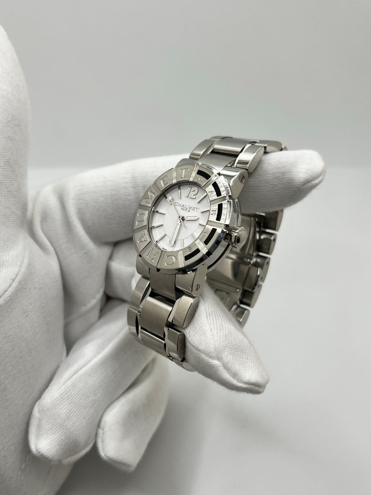 Montre Chaumet Class One W1722H-35A en très bon état, datant de 2013, équipée d’un mouvement quartz et d’un boîtier en acier de 33 mm. Son cadran blanc est protégé par un verre saphir. Cette montre Chaumet Class One possède un bracelet en acier et dispose d’une fonction date. Livrée avec son coffret et ses papiers d’origine, elle séduit par son design élégant et sportif, emblématique de la collection Class One de Chaumet.