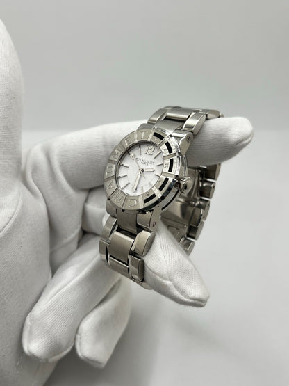 Montre Chaumet Class One W1722H-35A en très bon état, datant de 2013, équipée d’un mouvement quartz et d’un boîtier en acier de 33 mm. Son cadran blanc est protégé par un verre saphir. Cette montre Chaumet Class One possède un bracelet en acier et dispose d’une fonction date. Livrée avec son coffret et ses papiers d’origine, elle séduit par son design élégant et sportif, emblématique de la collection Class One de Chaumet.