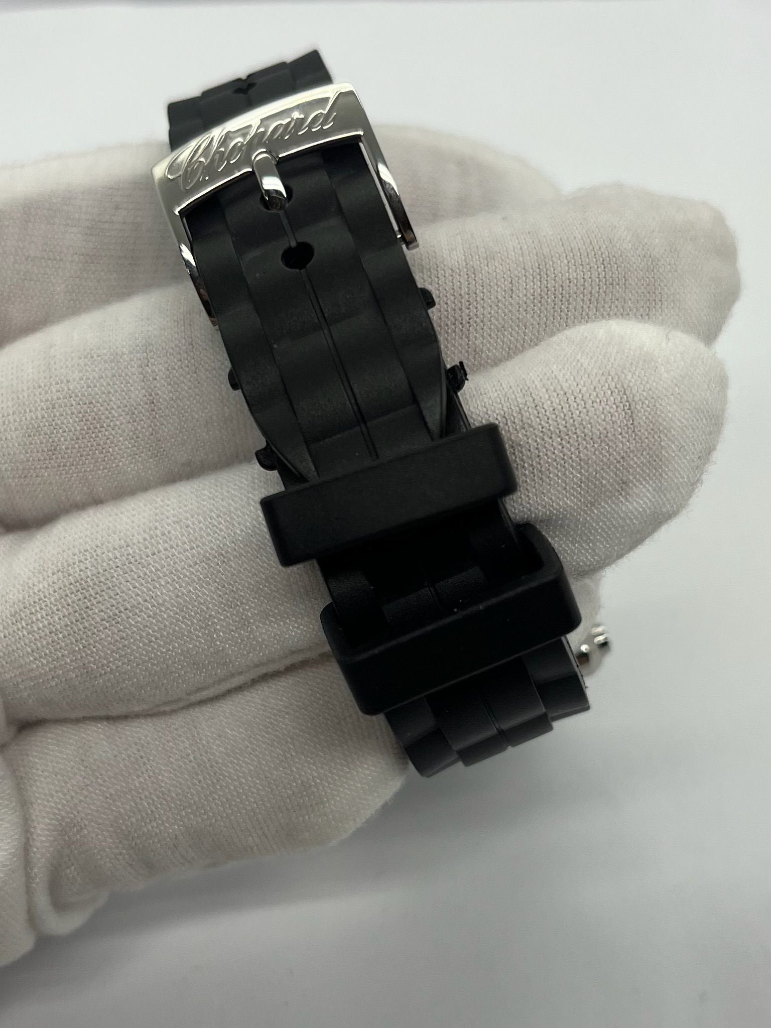 Offrez-vous l’élégance intemporelle avec cette Chopard Happy Sport de 2012, livrée en full set avec boîte, papiers et accessoires d’origine. Ce modèle emblématique allie avec finesse l’univers de la haute horlogerie et celui de la joaillerie, grâce à ses diamants mobiles caractéristiques qui dansent librement sur le cadran. Une pièce de collection recherchée, idéale pour les amateurs de montres Chopard complètes et authentiques. 