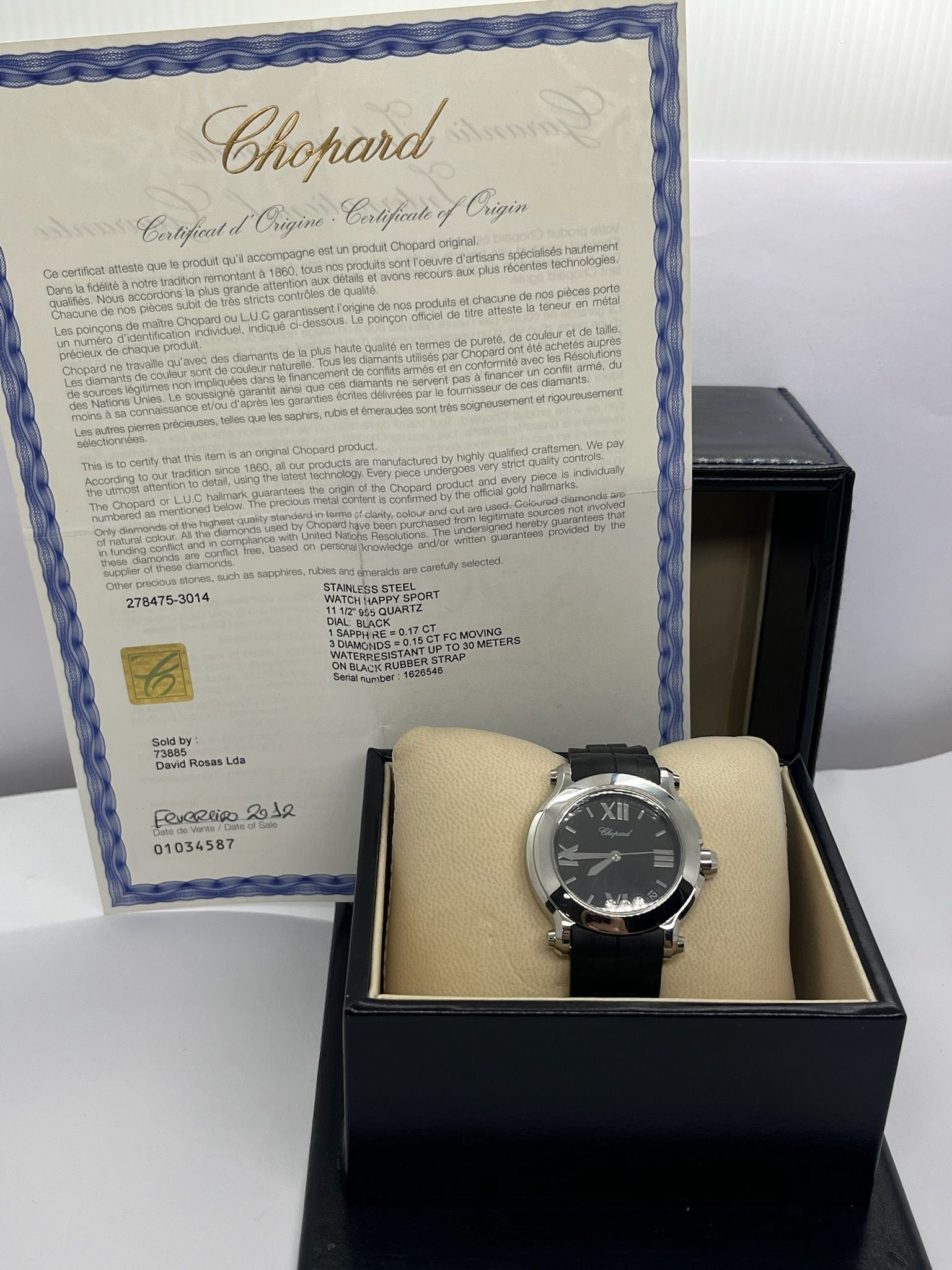 Offrez-vous l’élégance intemporelle avec cette Chopard Happy Sport de 2012, livrée en full set avec boîte, papiers et accessoires d’origine. Ce modèle emblématique allie avec finesse l’univers de la haute horlogerie et celui de la joaillerie, grâce à ses diamants mobiles caractéristiques qui dansent librement sur le cadran. Une pièce de collection recherchée, idéale pour les amateurs de montres Chopard complètes et authentiques. 