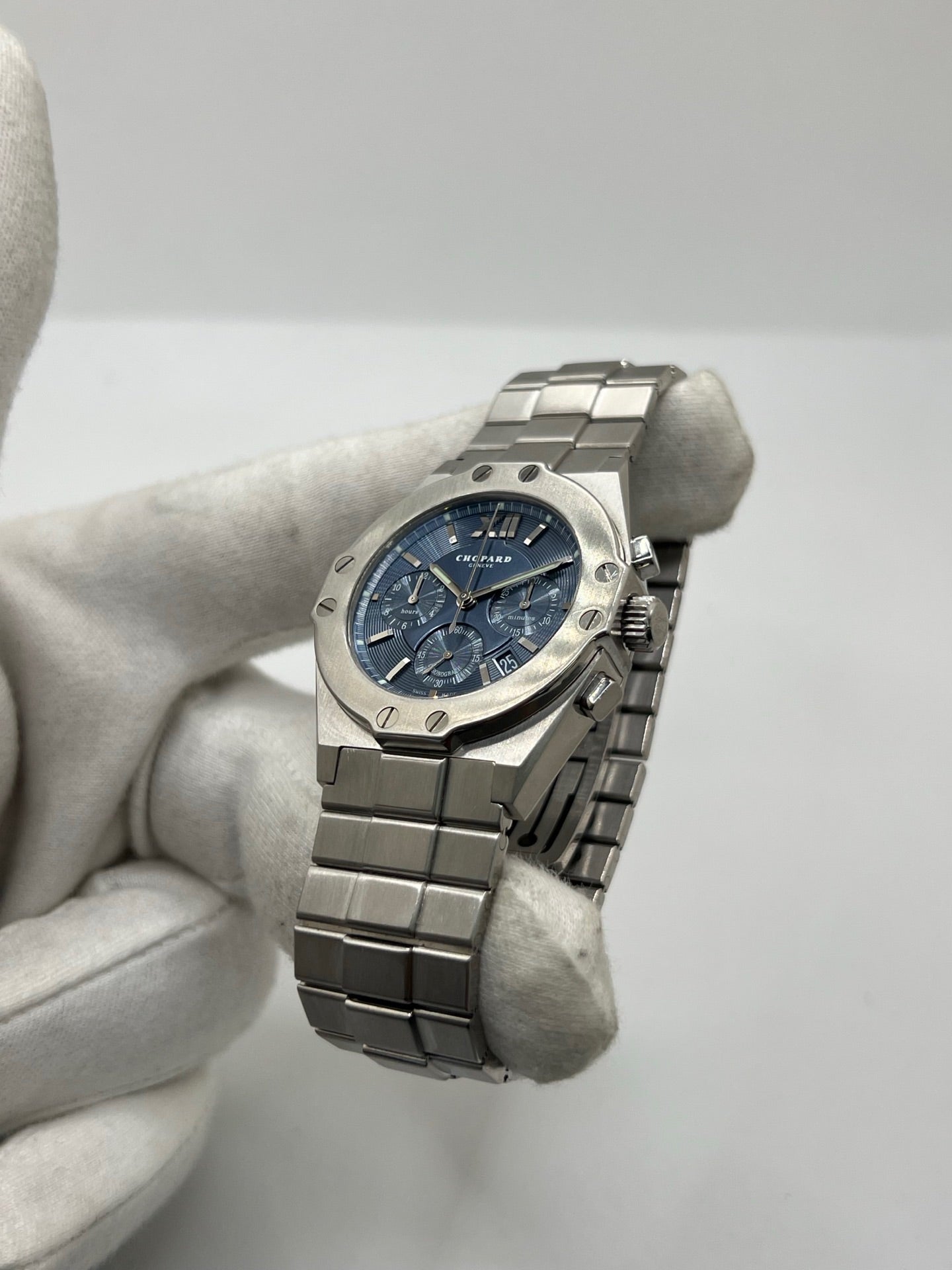 Montre Chopard St. Moritz référence 8386 en acier avec boîtier de 37 mm, animée par un mouvement automatique équipé du calibre 1185. Son cadran bleu à chiffres romains est protégé par un verre saphir et complété par un bracelet en acier avec boucle déployante. Dotée des fonctions chronographe et date, cette montre Chopard d'occasion est en très bon état, révisée en interne et livrée avec son coffret d'origine, sans papiers.