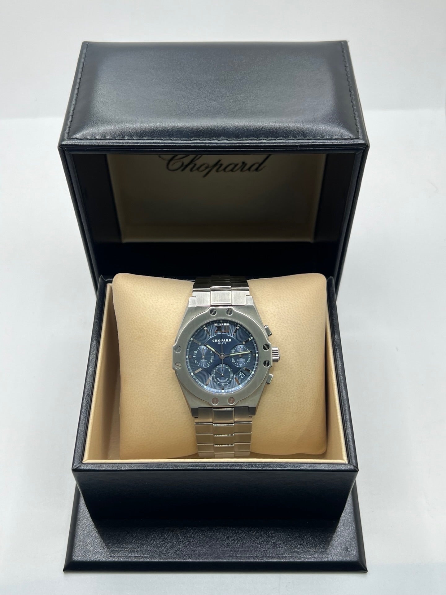 Montre Chopard St. Moritz référence 8386 en acier avec boîtier de 37 mm, animée par un mouvement automatique équipé du calibre 1185. Son cadran bleu à chiffres romains est protégé par un verre saphir et complété par un bracelet en acier avec boucle déployante. Dotée des fonctions chronographe et date, cette montre Chopard d'occasion est en très bon état, révisée en interne et livrée avec son coffret d'origine, sans papiers.