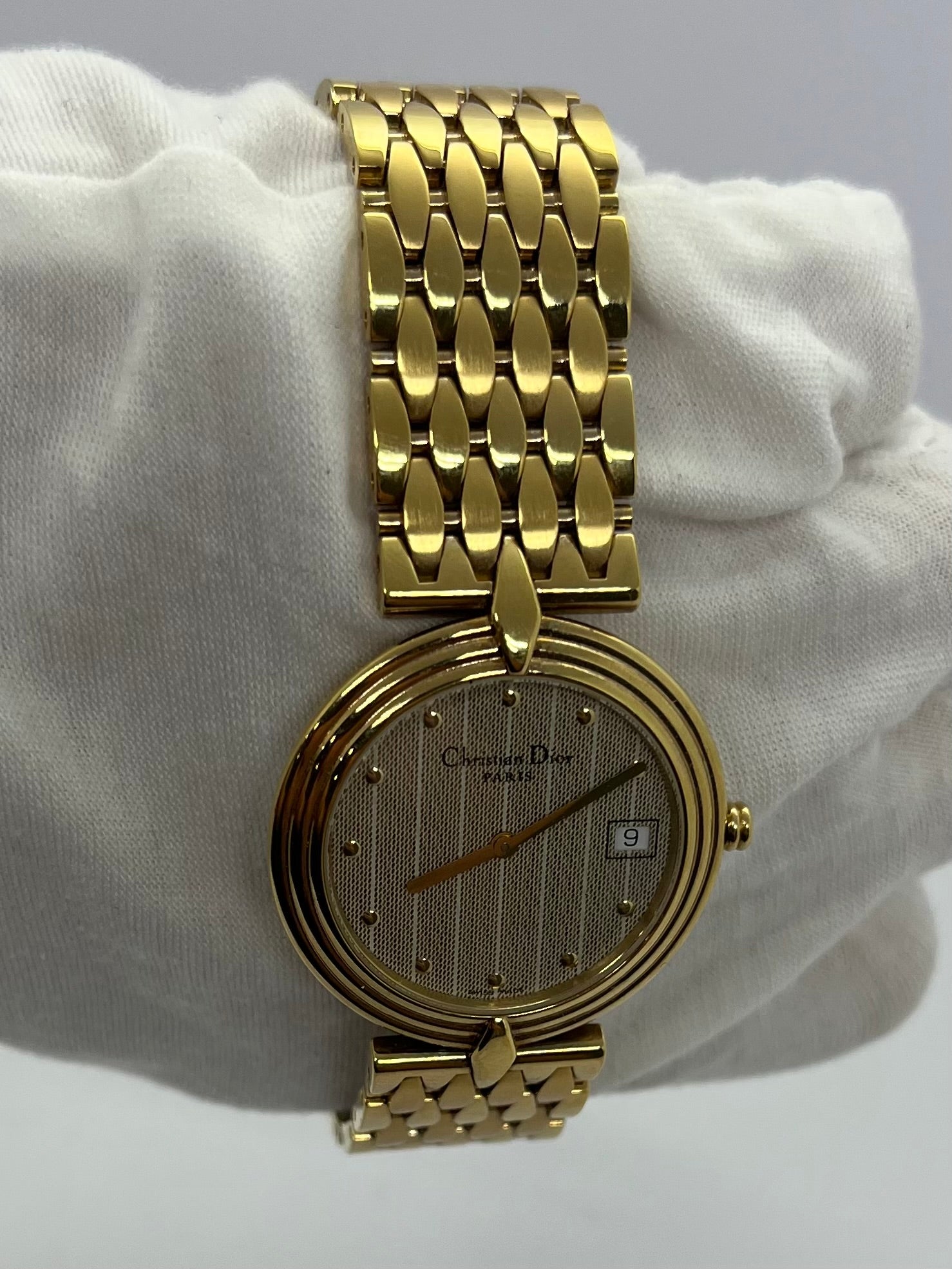Montre Christian Dior Bagheera pour femme, élégamment plaquée or, alliant raffinement et design emblématique. Ce modèle vintage incarne le savoir-faire horloger de la maison Dior, avec son boîtier doré et son style intemporel. Une pièce rare et sophistiquée, parfaite pour sublimer toutes vos tenues.