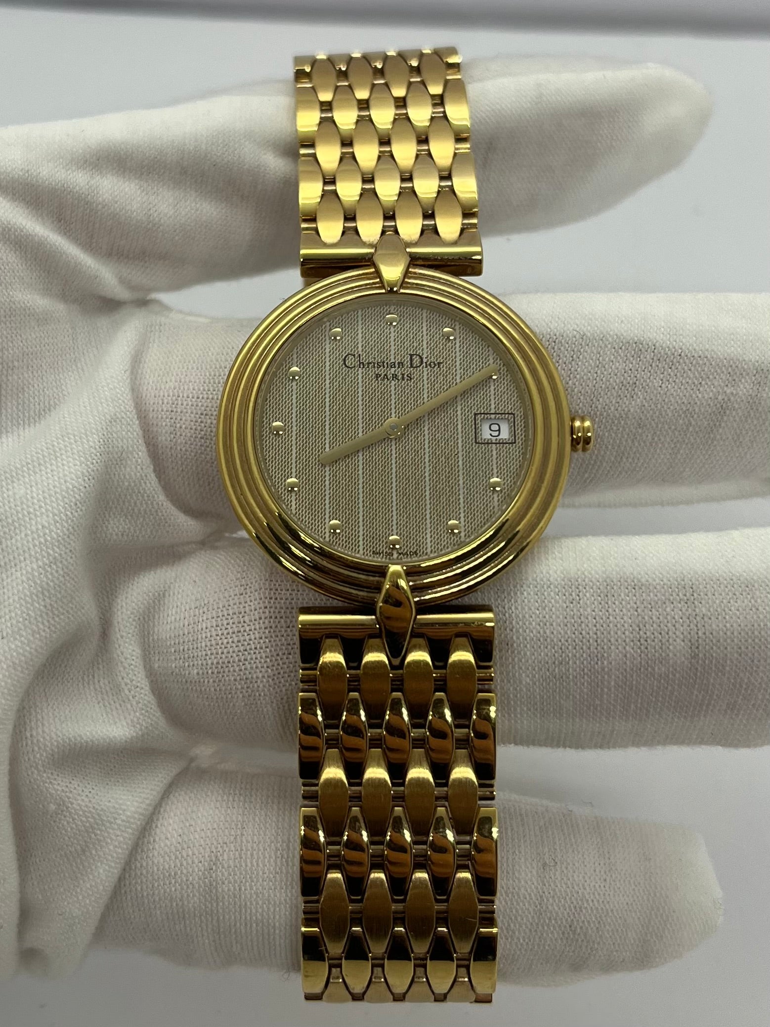 Montre Christian Dior Bagheera pour femme, élégamment plaquée or, alliant raffinement et design emblématique. Ce modèle vintage incarne le savoir-faire horloger de la maison Dior, avec son boîtier doré et son style intemporel. Une pièce rare et sophistiquée, parfaite pour sublimer toutes vos tenues.