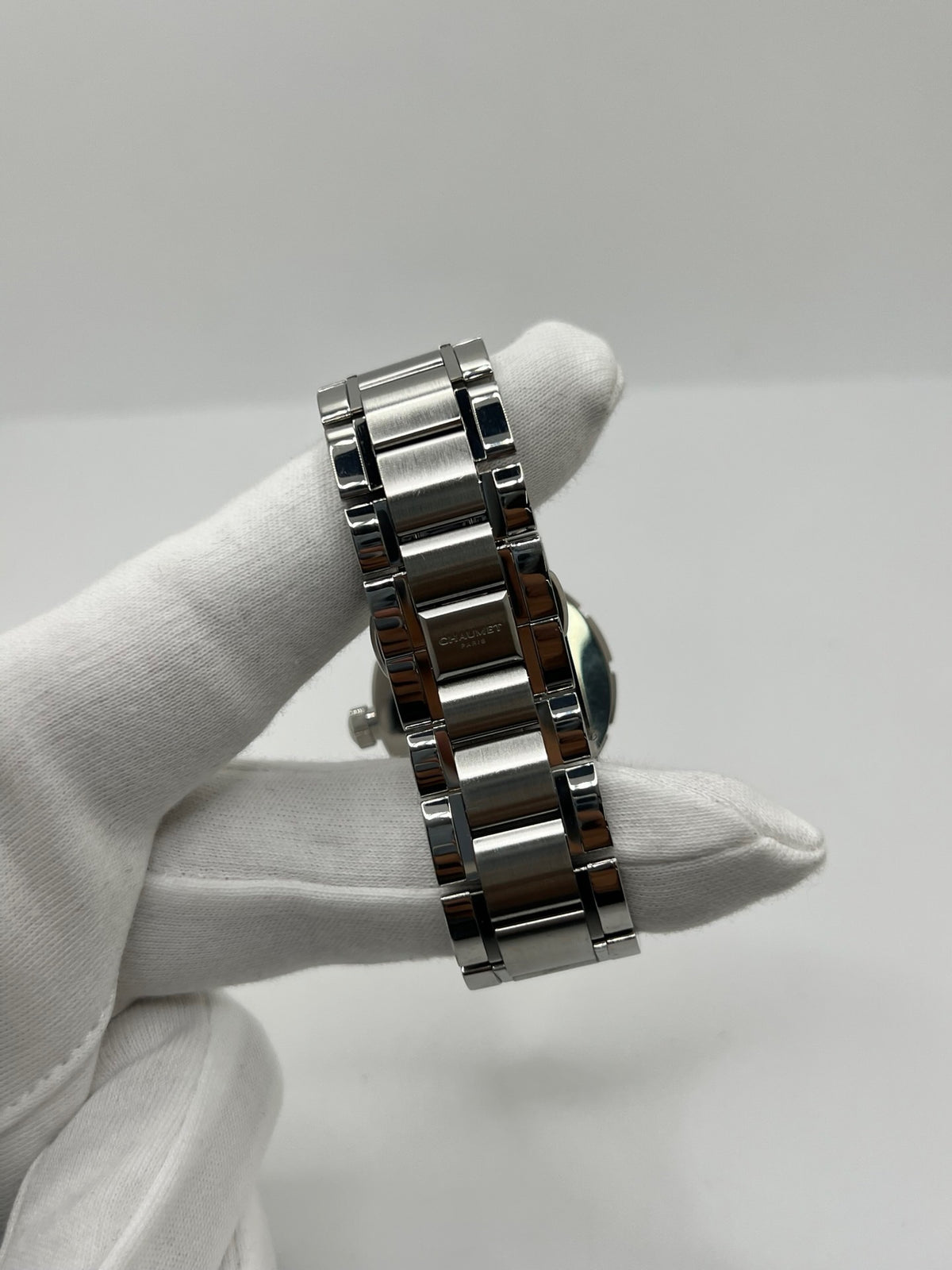 Montre Chaumet Class One W1722H-35A en très bon état, datant de 2013, équipée d’un mouvement quartz et d’un boîtier en acier de 33 mm. Son cadran blanc est protégé par un verre saphir. Cette montre Chaumet Class One possède un bracelet en acier et dispose d’une fonction date. Livrée avec son coffret et ses papiers d’origine, elle séduit par son design élégant et sportif, emblématique de la collection Class One de Chaumet.