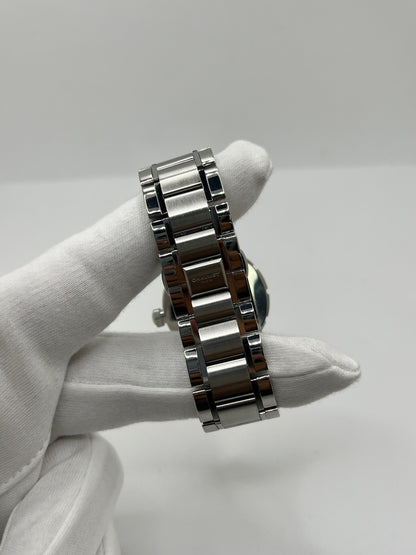 Montre Chaumet Class One W1722H-35A en très bon état, datant de 2013, équipée d’un mouvement quartz et d’un boîtier en acier de 33 mm. Son cadran blanc est protégé par un verre saphir. Cette montre Chaumet Class One possède un bracelet en acier et dispose d’une fonction date. Livrée avec son coffret et ses papiers d’origine, elle séduit par son design élégant et sportif, emblématique de la collection Class One de Chaumet.