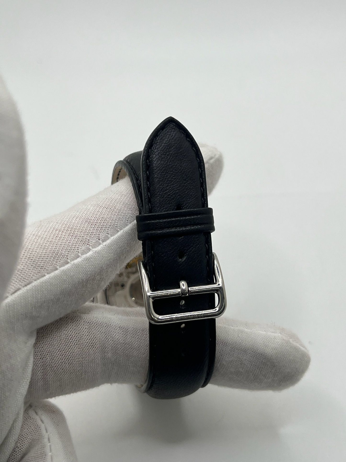 Découvrez la montre Hermès Clipper CL5.710, un garde-temps emblématique alliant élégance et robustesse. Ce modèle Hermès CL5.710 séduit par son design intemporel. La Clipper CL5.710 Hermès, référence prisée des amateurs, incarne le savoir-faire horloger de la maison Hermès dans une version sportive et raffinée.