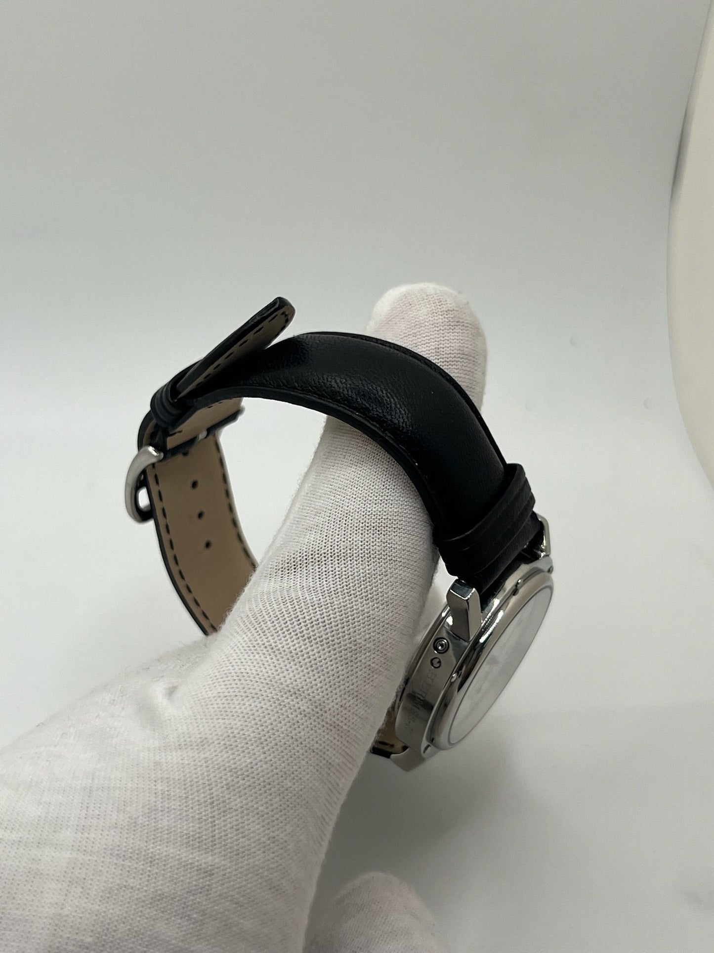 Découvrez la montre Hermès Clipper CL5.710, un garde-temps emblématique alliant élégance et robustesse. Ce modèle Hermès CL5.710 séduit par son design intemporel. La Clipper CL5.710 Hermès, référence prisée des amateurs, incarne le savoir-faire horloger de la maison Hermès dans une version sportive et raffinée.