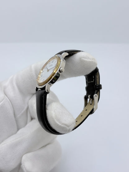 Montre Hermès Clipper pour femme en acier, équipée d’un mouvement à quartz. Son boîtier de 30 mm est associé à une lunette en or jaune, un cadran blanc avec chiffres arabes et un verre saphir. Cette montre Hermès Clipper est montée sur un bracelet en cuir de vache noir avec boucle ardillon en acier. Un modèle élégant et intemporel de la collection Clipper, idéal pour les amateurs de montres de luxe.