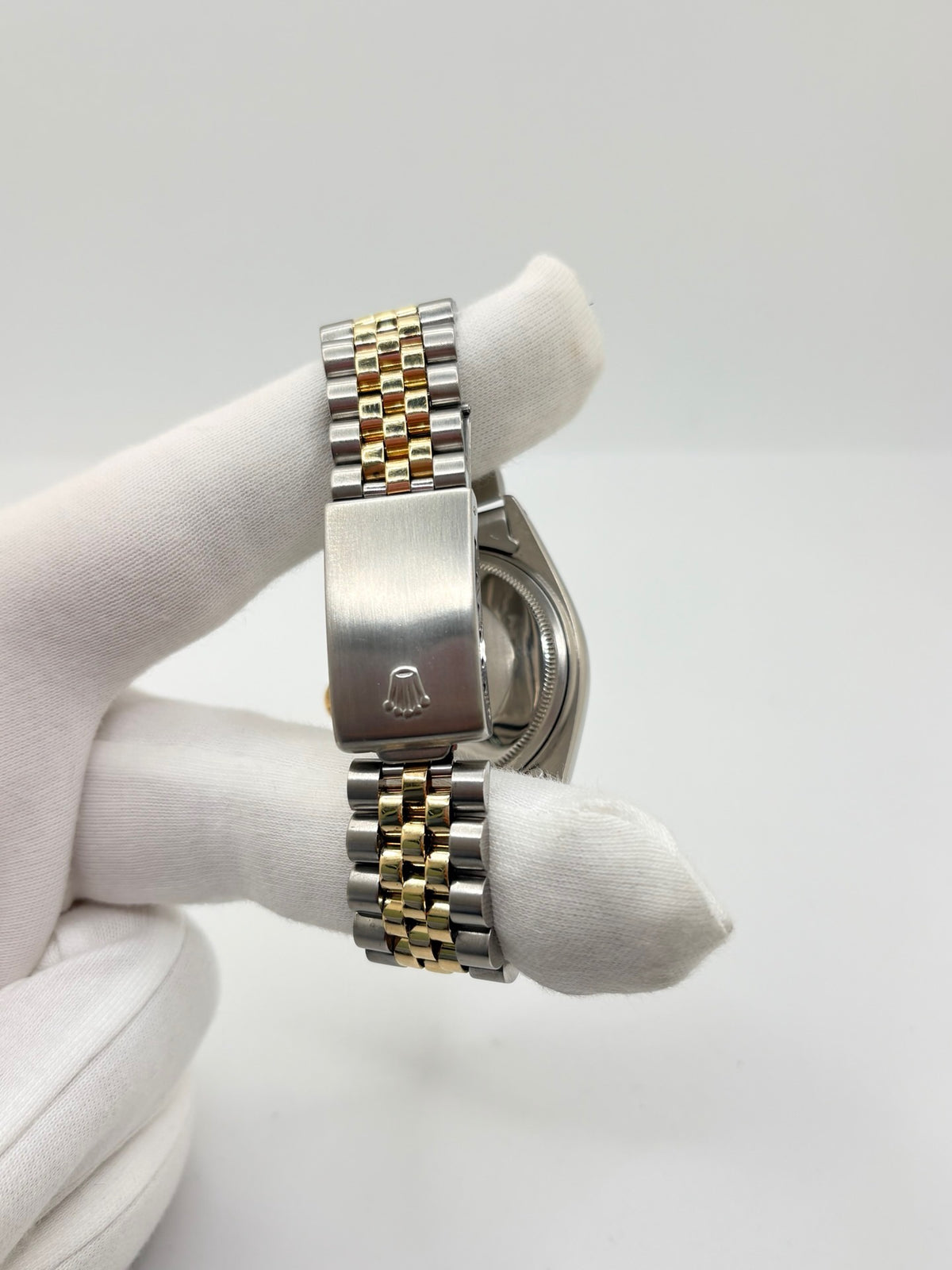 Montre Rolex Datejust 16013 vintage en très bon état, datant de 1979, équipée d’un mouvement automatique calibre 3035 avec 42 heures de réserve de marche. Son boîtier de 36 mm en or et acier possède une lunette en or jaune et un verre Plexiglas. Son cadran or à chiffres romains est accompagné d’un bracelet or et acier. Cette Rolex Datejust dispose également d’une fonction date et d’une étanchéité à 10 ATM.