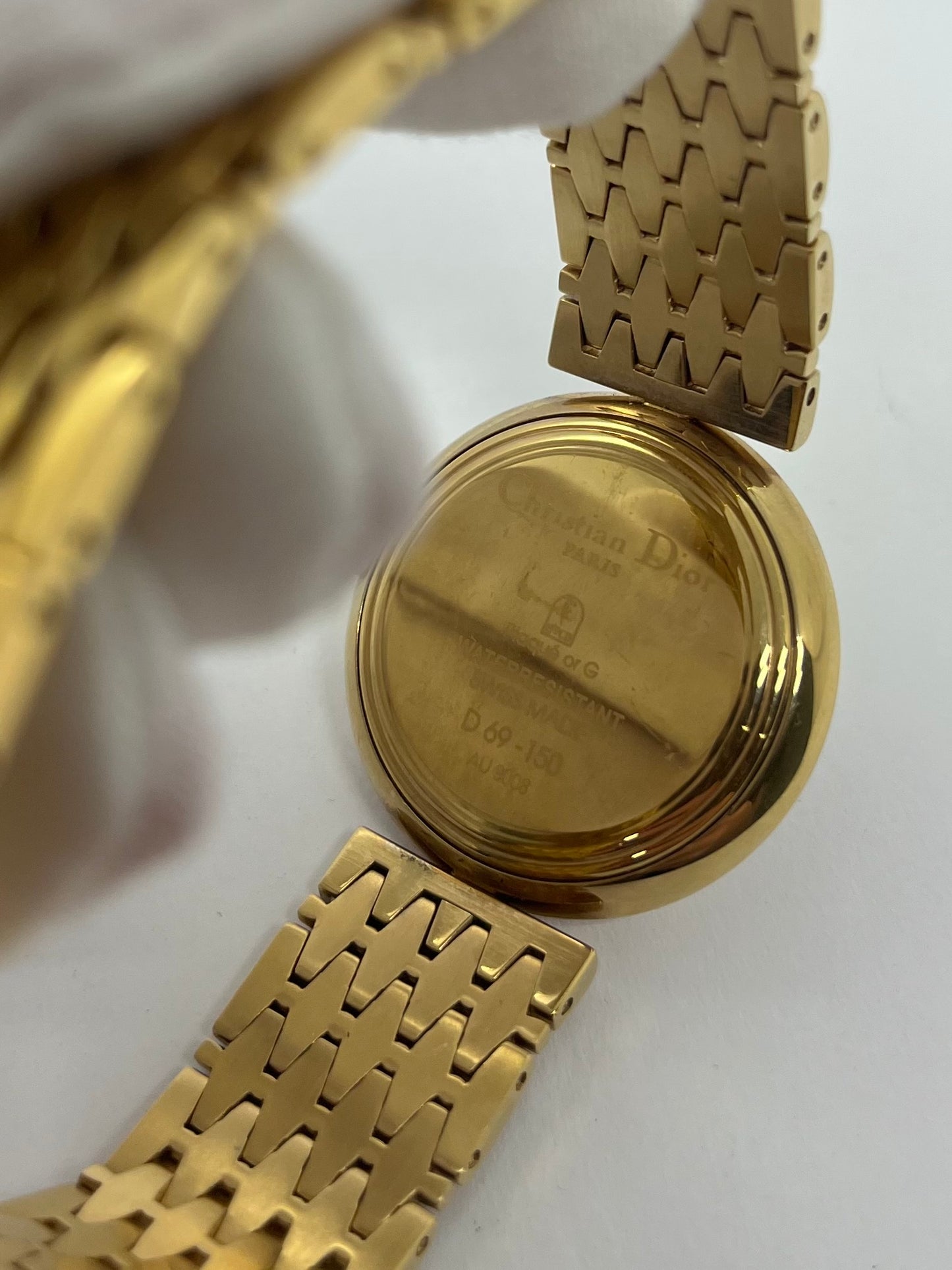 Montre Christian Dior Bagheera pour femme, élégamment plaquée or, alliant raffinement et design emblématique. Ce modèle vintage incarne le savoir-faire horloger de la maison Dior, avec son boîtier doré et son style intemporel. Une pièce rare et sophistiquée, parfaite pour sublimer toutes vos tenues.
