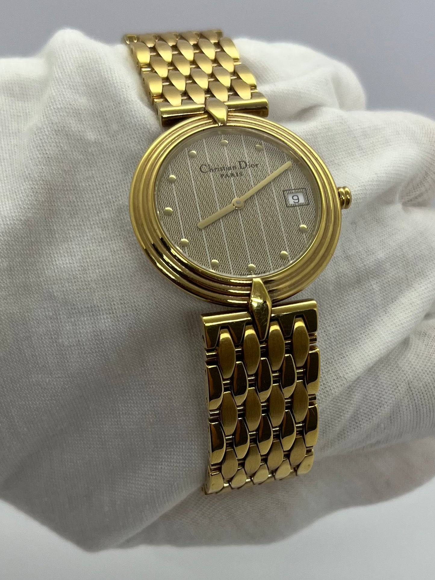 Montre Christian Dior Bagheera pour femme, élégamment plaquée or, alliant raffinement et design emblématique. Ce modèle vintage incarne le savoir-faire horloger de la maison Dior, avec son boîtier doré et son style intemporel. Une pièce rare et sophistiquée, parfaite pour sublimer toutes vos tenues.