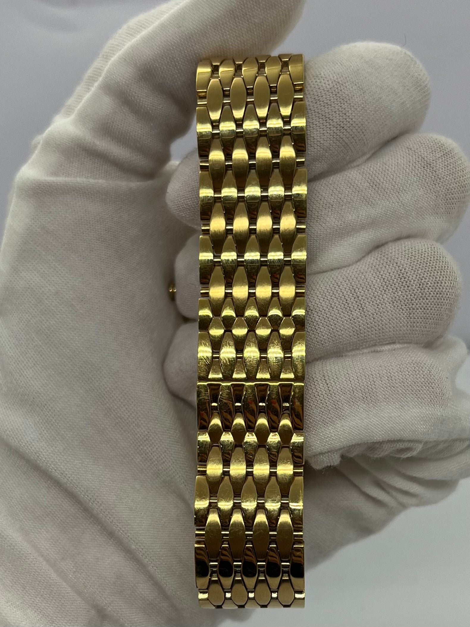 Montre Christian Dior Bagheera pour femme, élégamment plaquée or, alliant raffinement et design emblématique. Ce modèle vintage incarne le savoir-faire horloger de la maison Dior, avec son boîtier doré et son style intemporel. Une pièce rare et sophistiquée, parfaite pour sublimer toutes vos tenues.