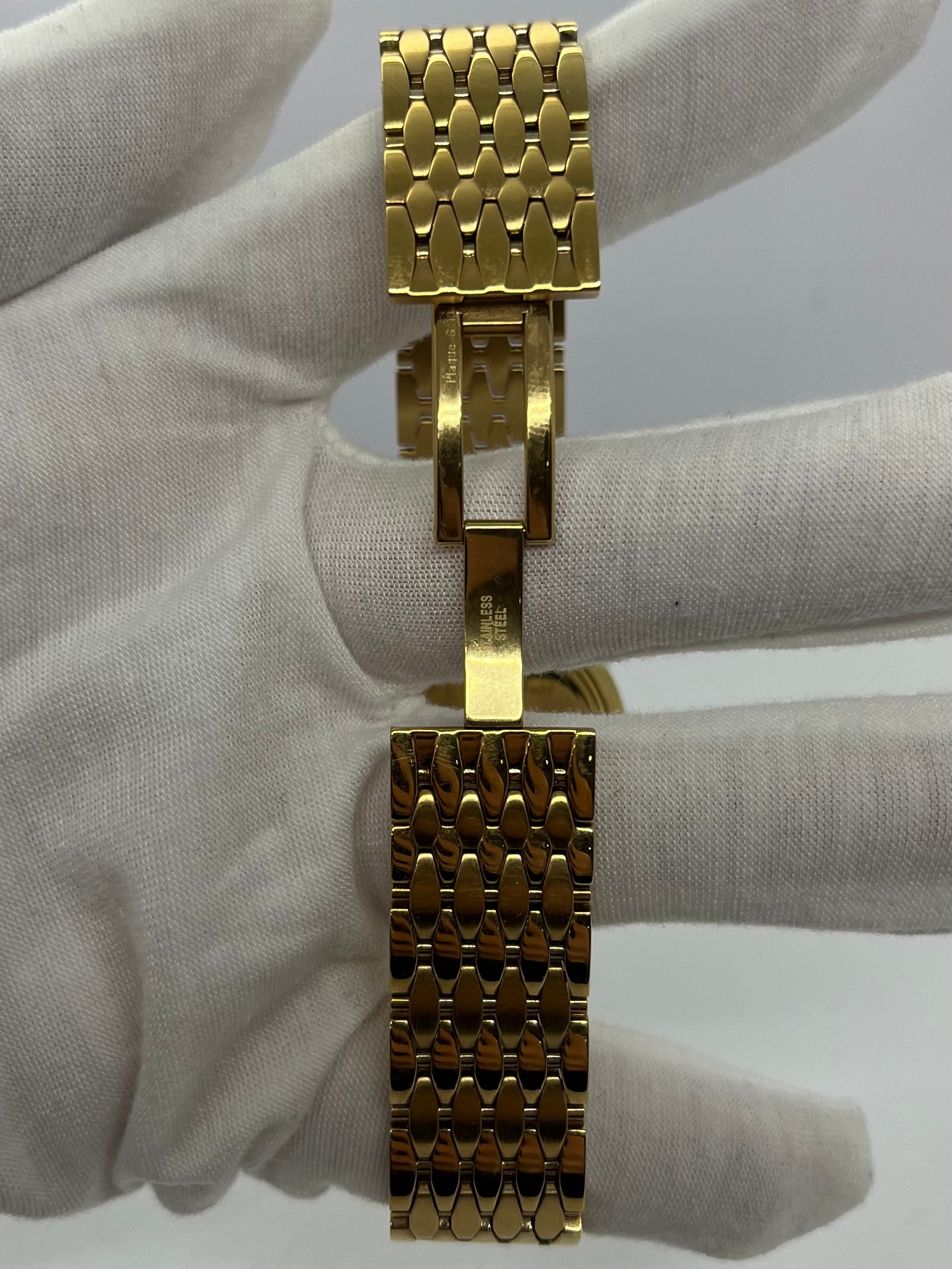 Montre Christian Dior Bagheera pour femme, élégamment plaquée or, alliant raffinement et design emblématique. Ce modèle vintage incarne le savoir-faire horloger de la maison Dior, avec son boîtier doré et son style intemporel. Une pièce rare et sophistiquée, parfaite pour sublimer toutes vos tenues.